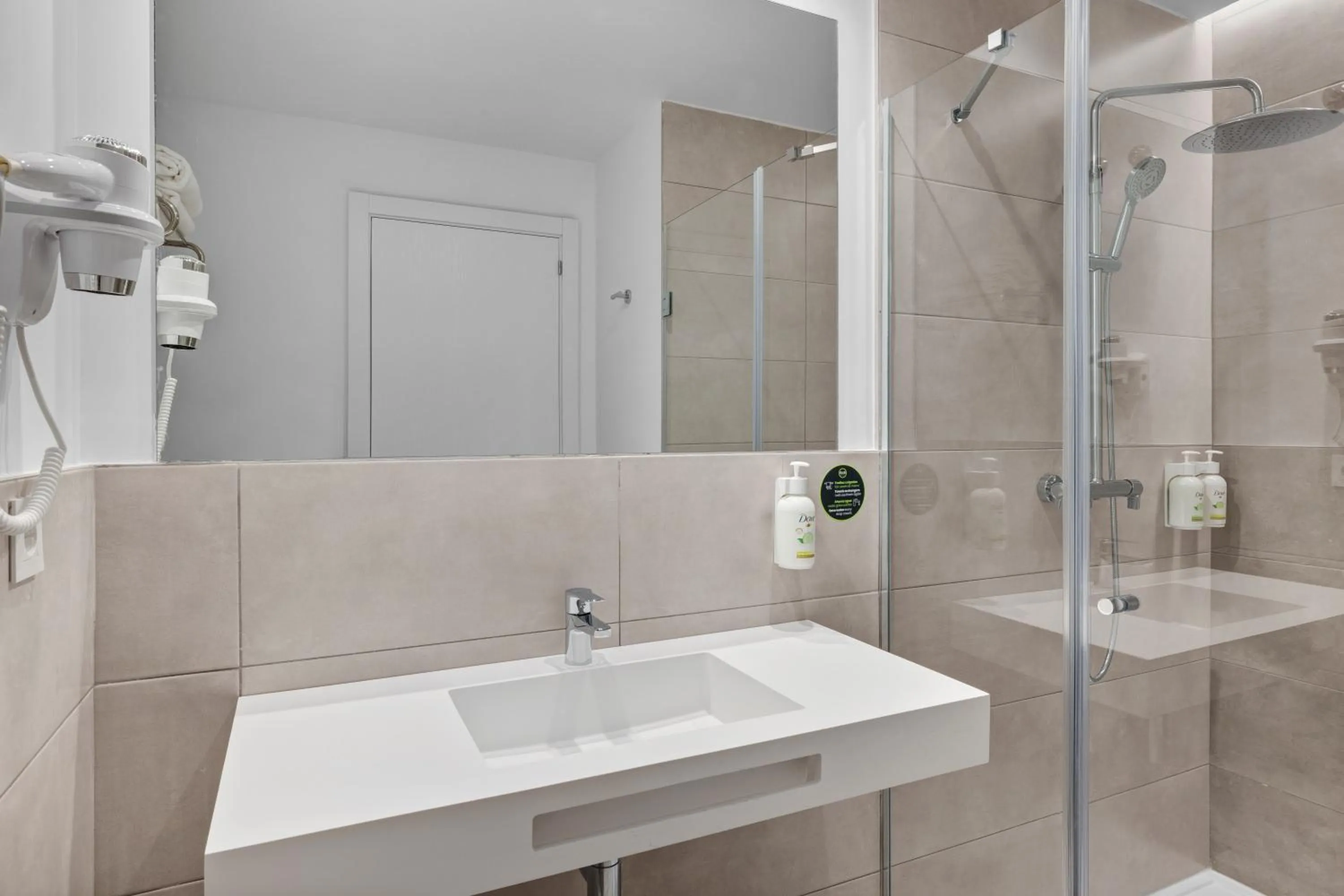Shower in B&B HOTEL Madrid Fuenlabrada Retail Park