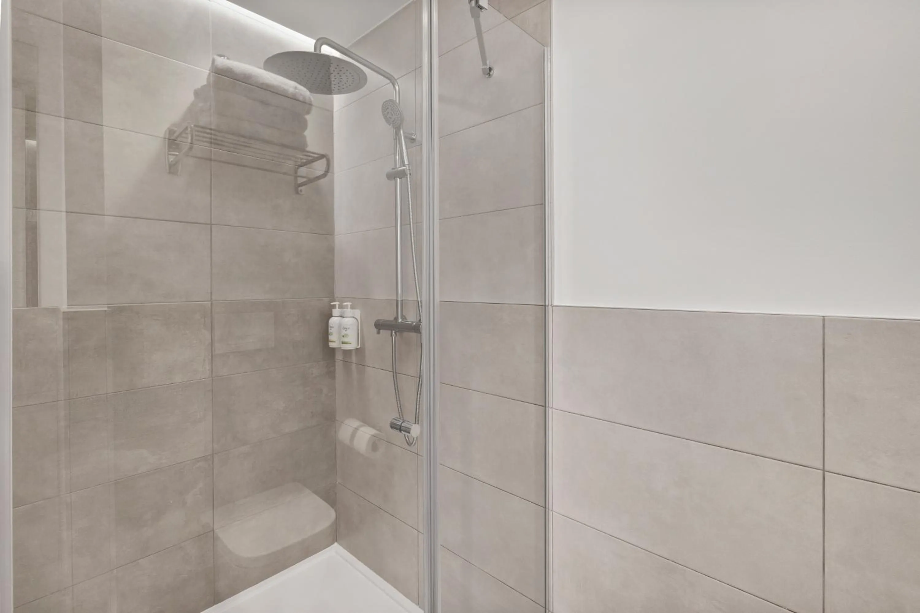 Shower in B&B HOTEL Madrid Fuenlabrada Retail Park