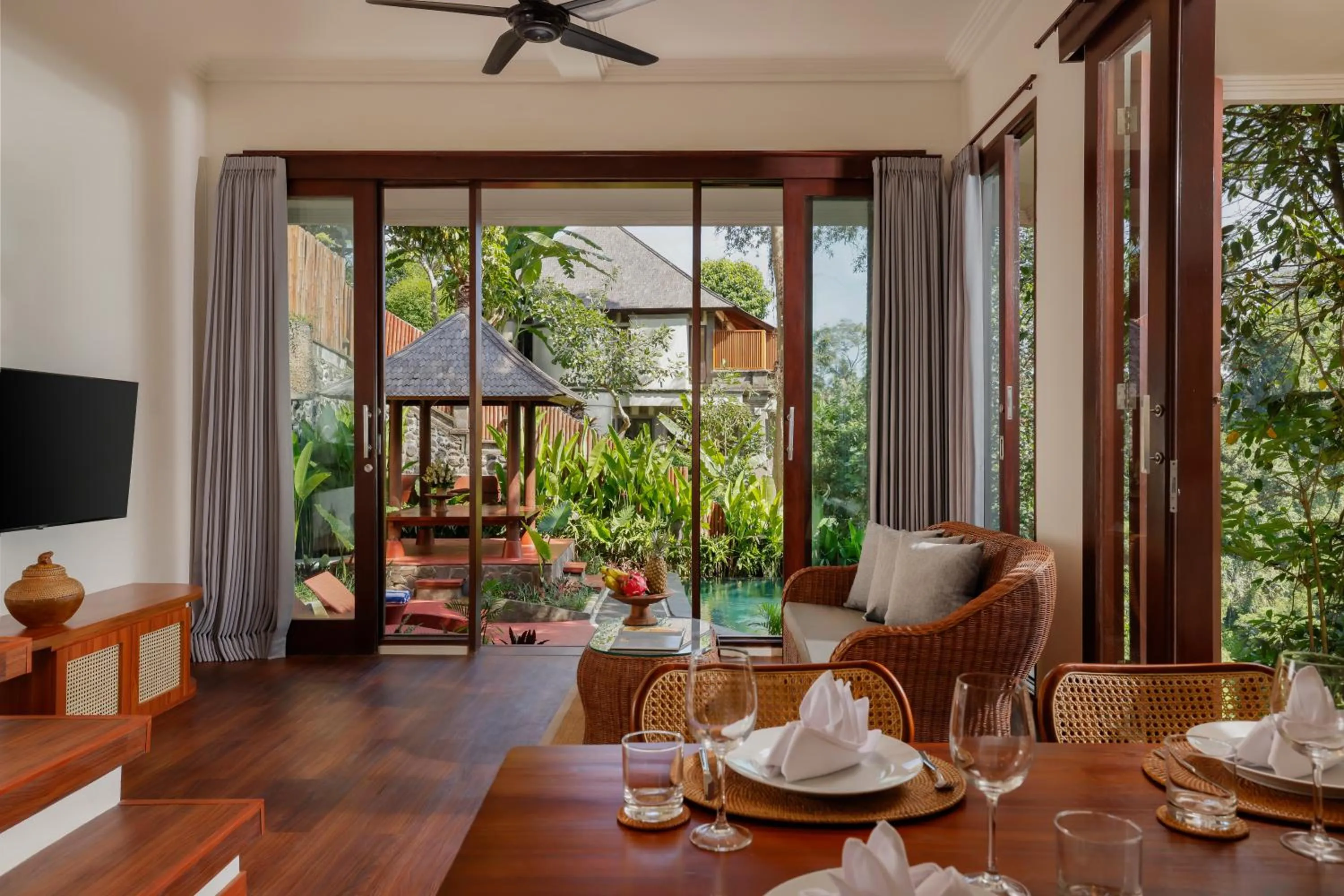 Restaurant/places to eat in Villa Leona Valley View by Nakula