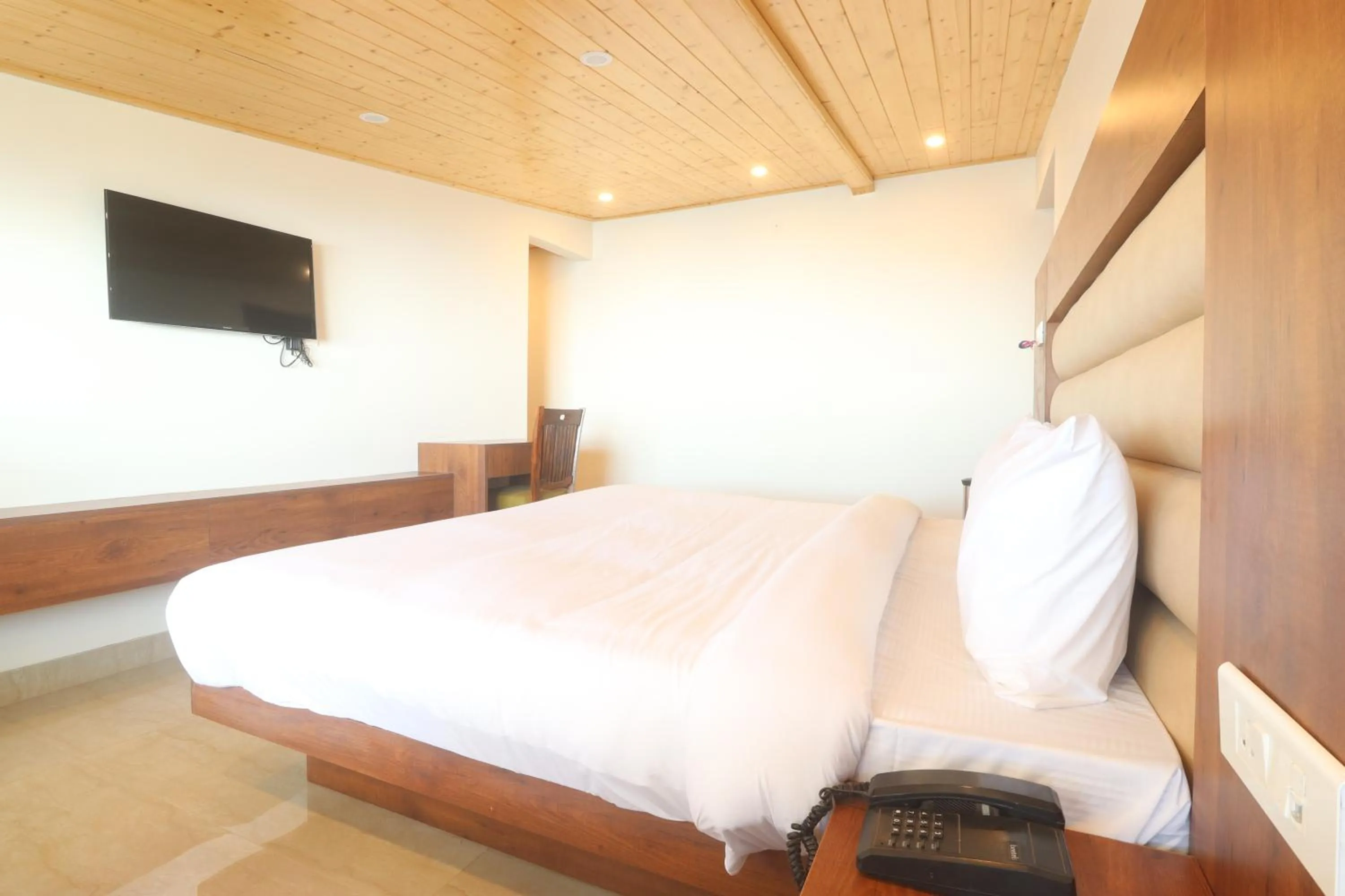 Communal lounge/ TV room in Hotel Mussoorie Heights