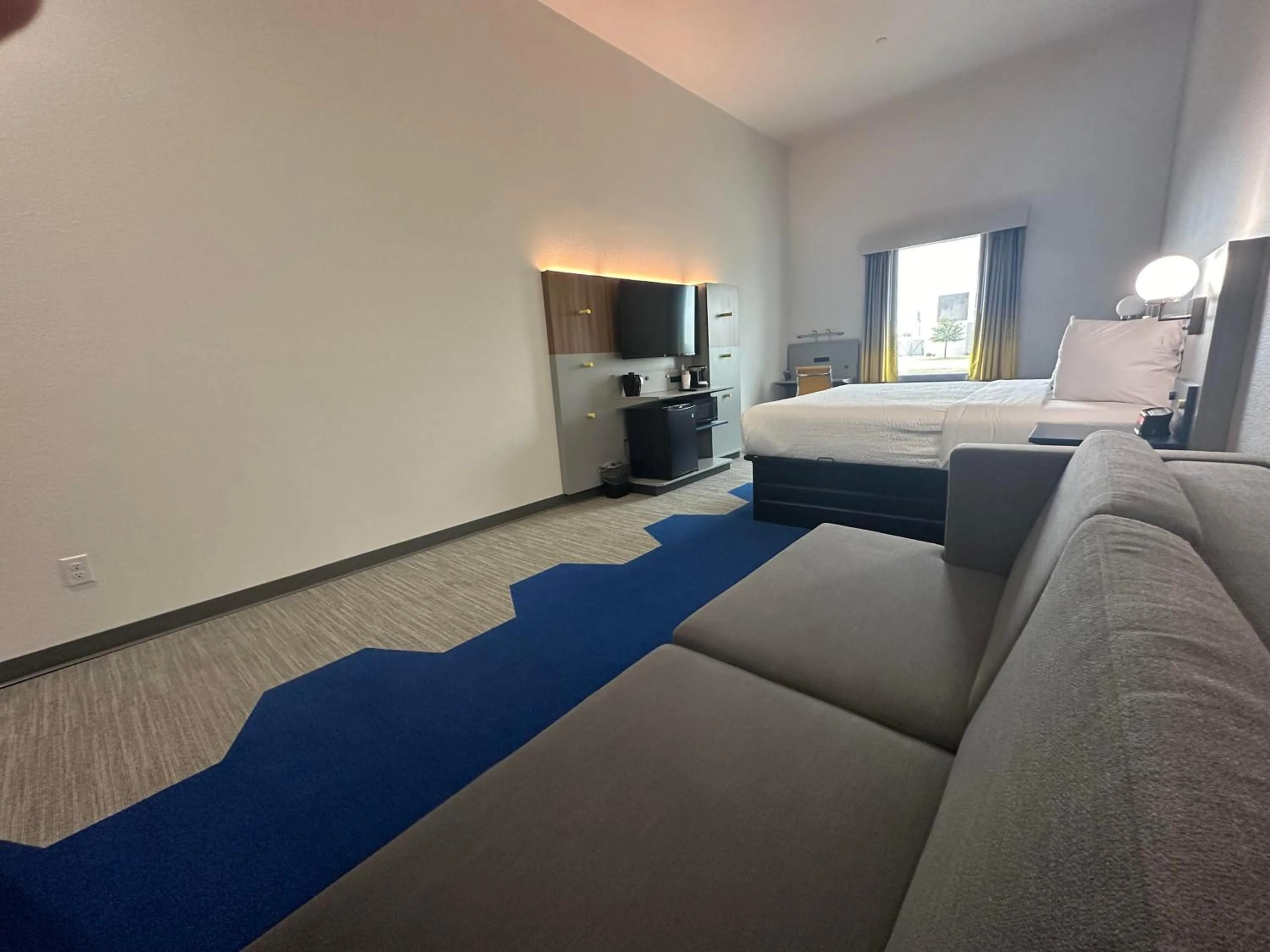 Seating area, Bed in Microtel Inn & Suites by Wyndham Amarillo West