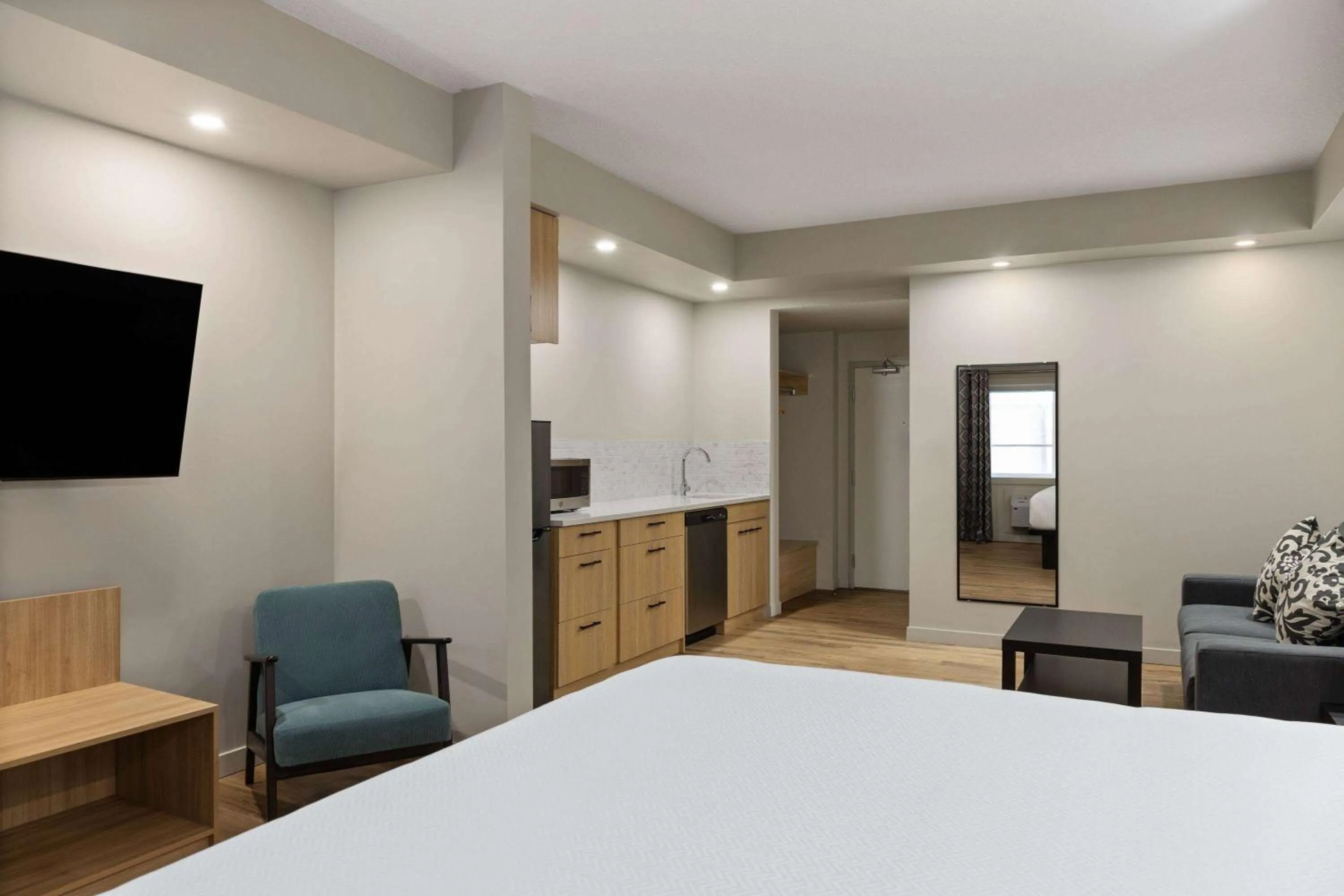 Photo of the whole room, Bed in Baymont by Wyndham West Edmonton