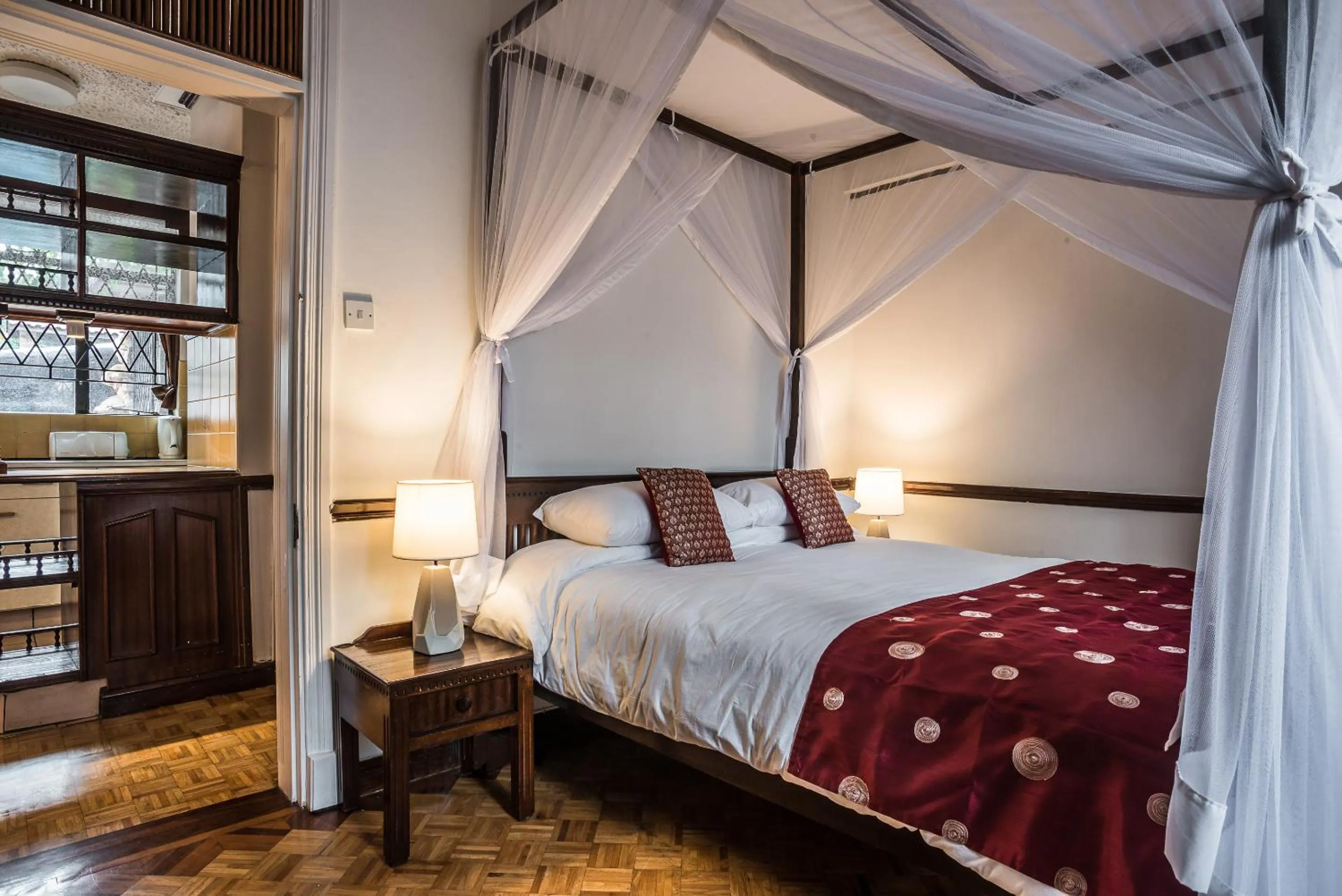 Kitchen or kitchenette, Bed in The Grand Gables