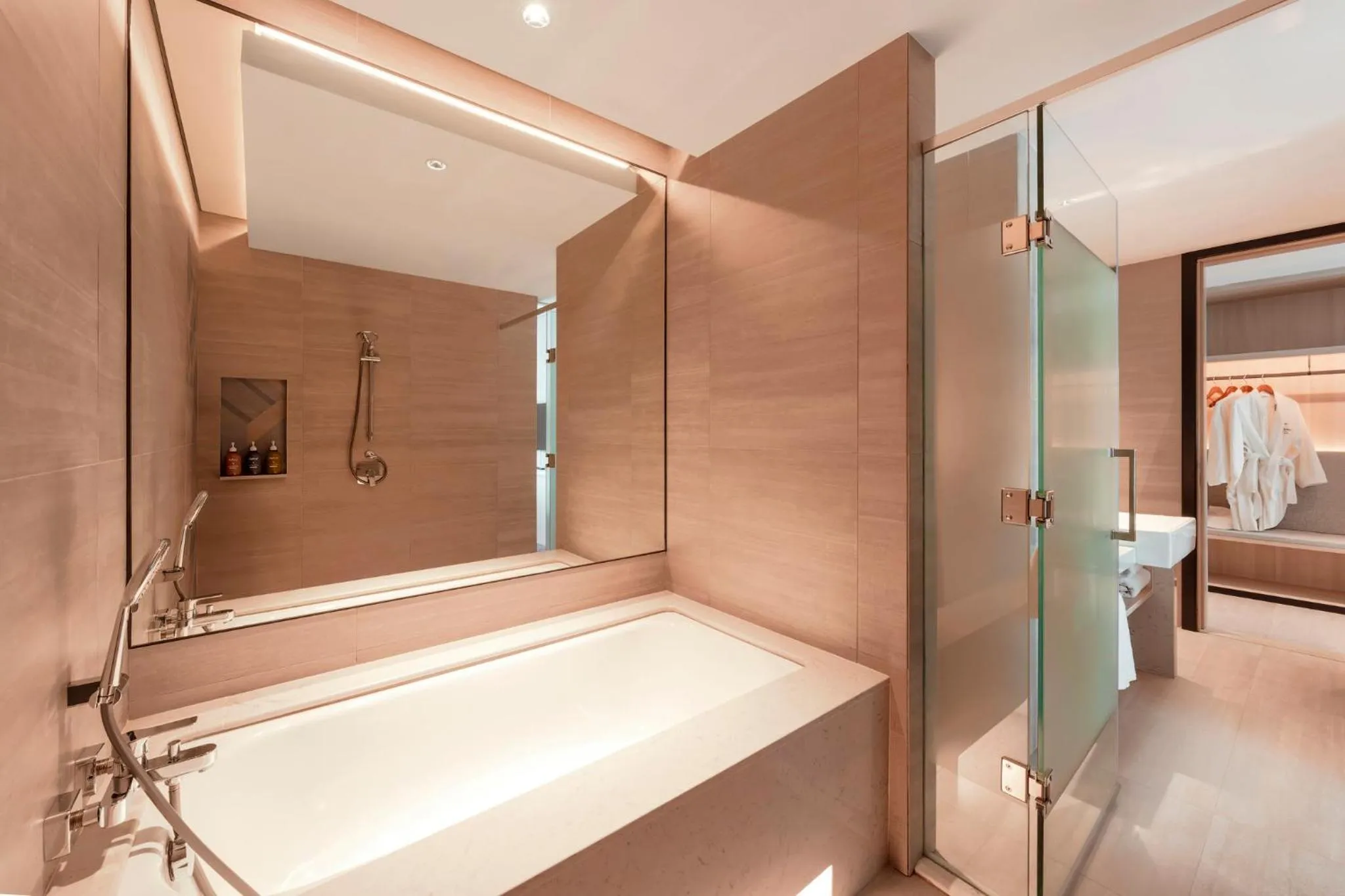 Bathroom, Bed in Holiday Inn Kuala Lumpur Bangsar by IHG