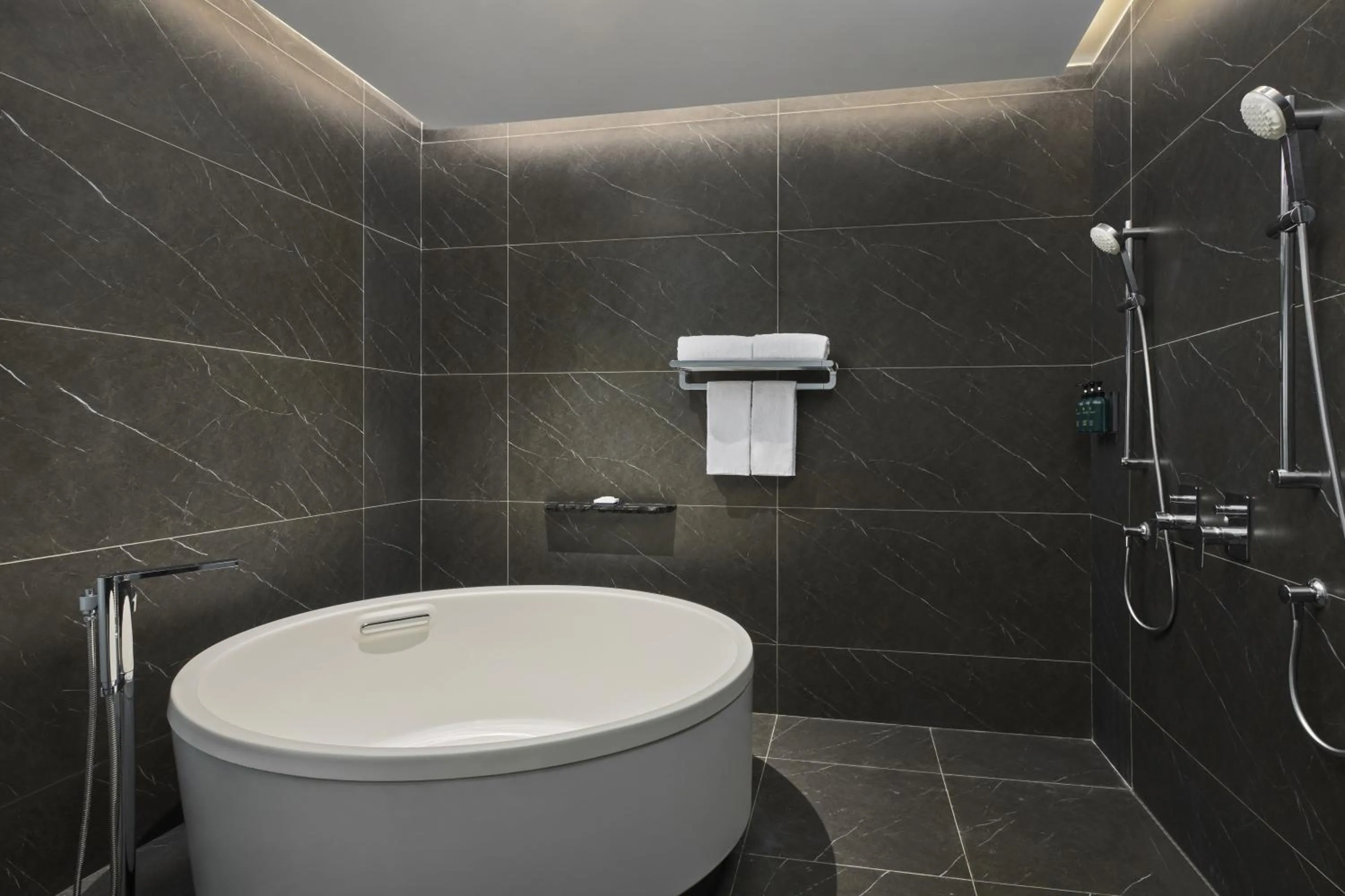 Shower in Crowne Plaza Shanghai Snow World by IHG