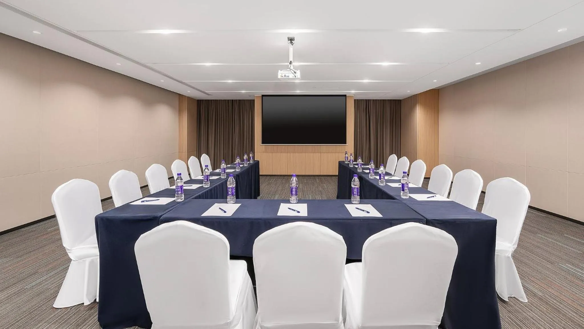 Meeting/conference room in Holiday Inn Express Qingdao Hongdao Station by IHG - Qingdao International Airport