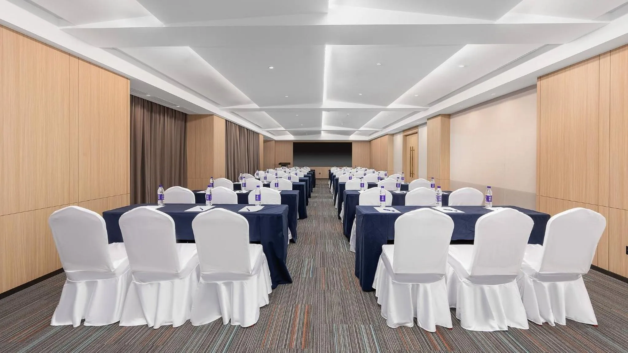 Meeting/conference room in Holiday Inn Express Qingdao Hongdao Station by IHG - Qingdao International Airport