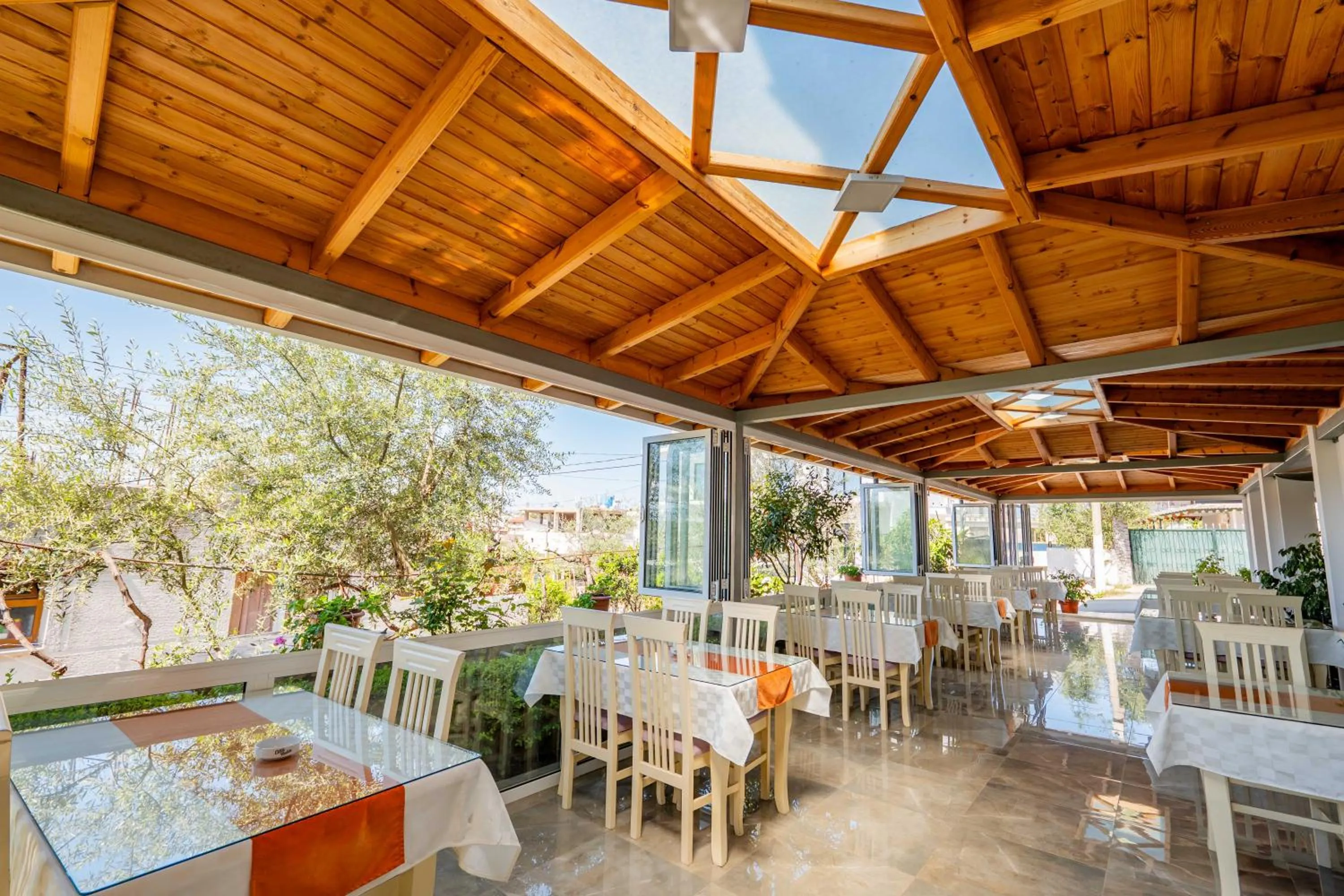 Restaurant/places to eat in Aleksander ApartHotel