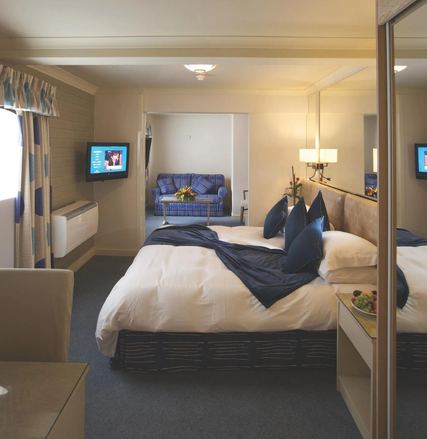 Bedroom, Bed in Cobo Bay Hotel