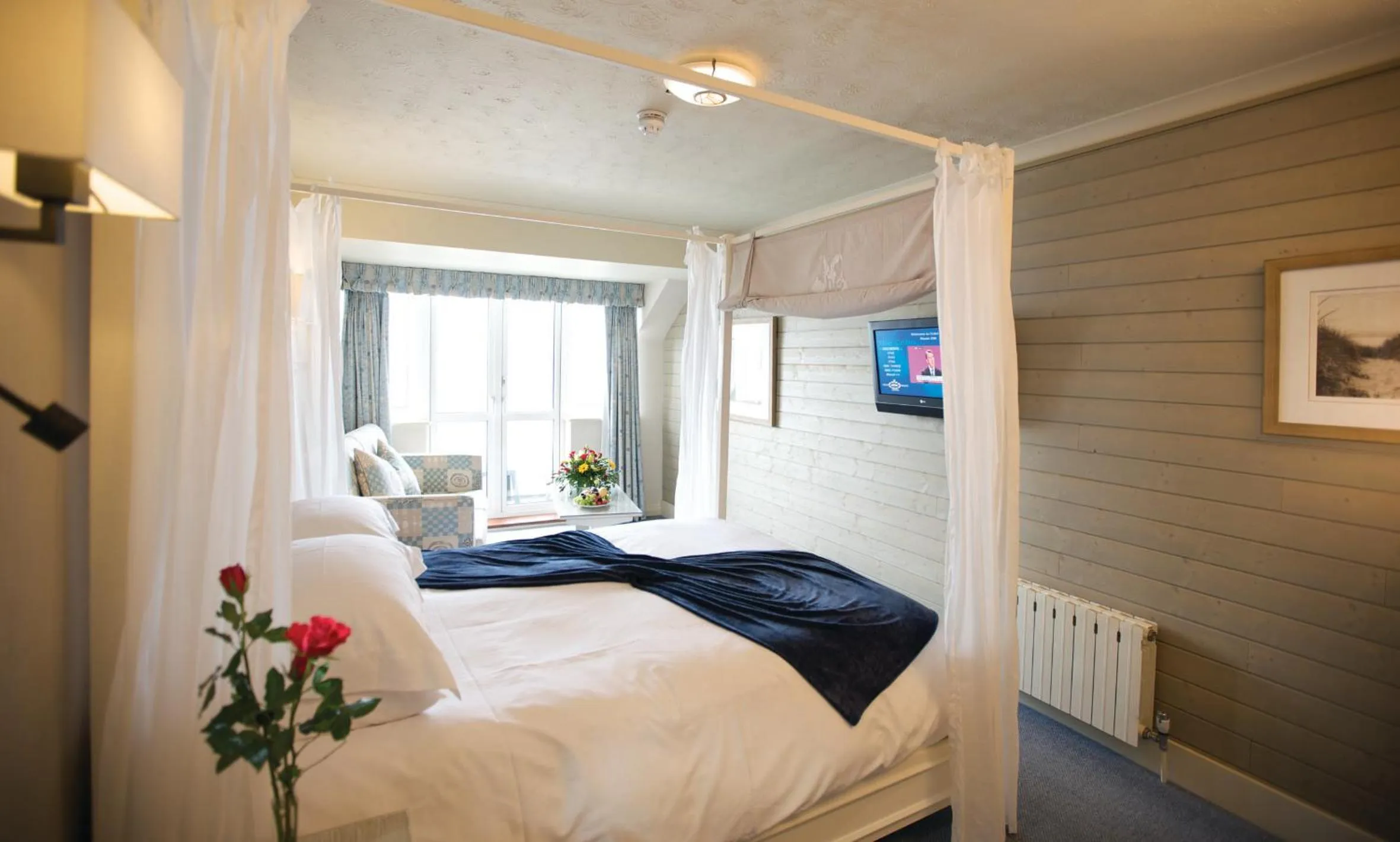 Bedroom, Bed in Cobo Bay Hotel