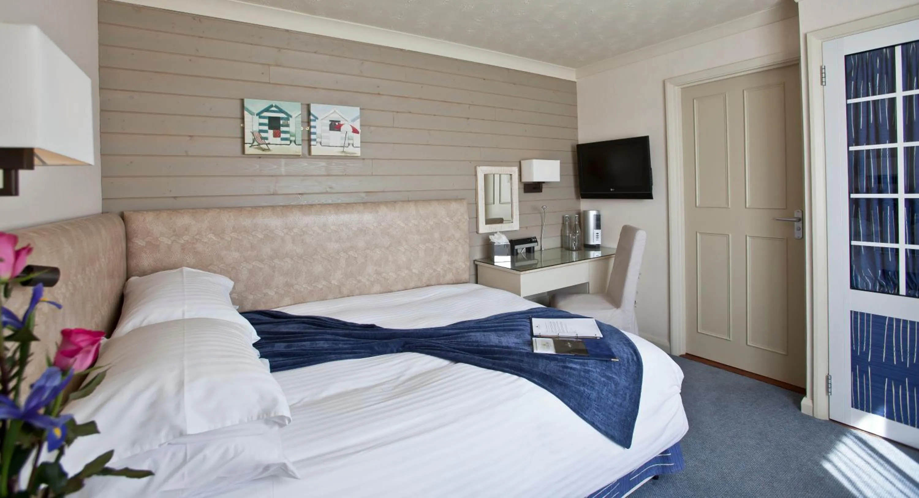 Bedroom, Bed in Cobo Bay Hotel