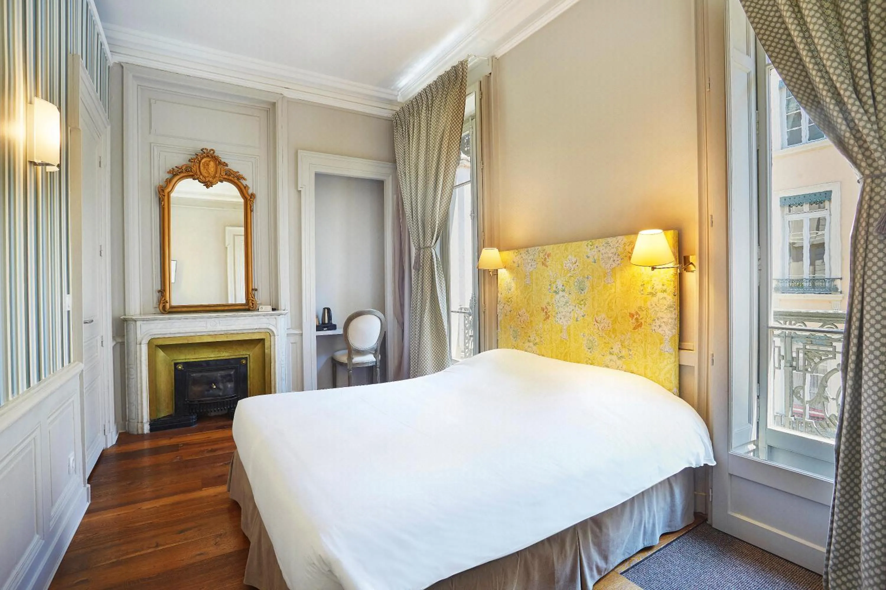 Shower, Bed in Hôtel Vaubecour - Centre Lyon Ainay - Perrache