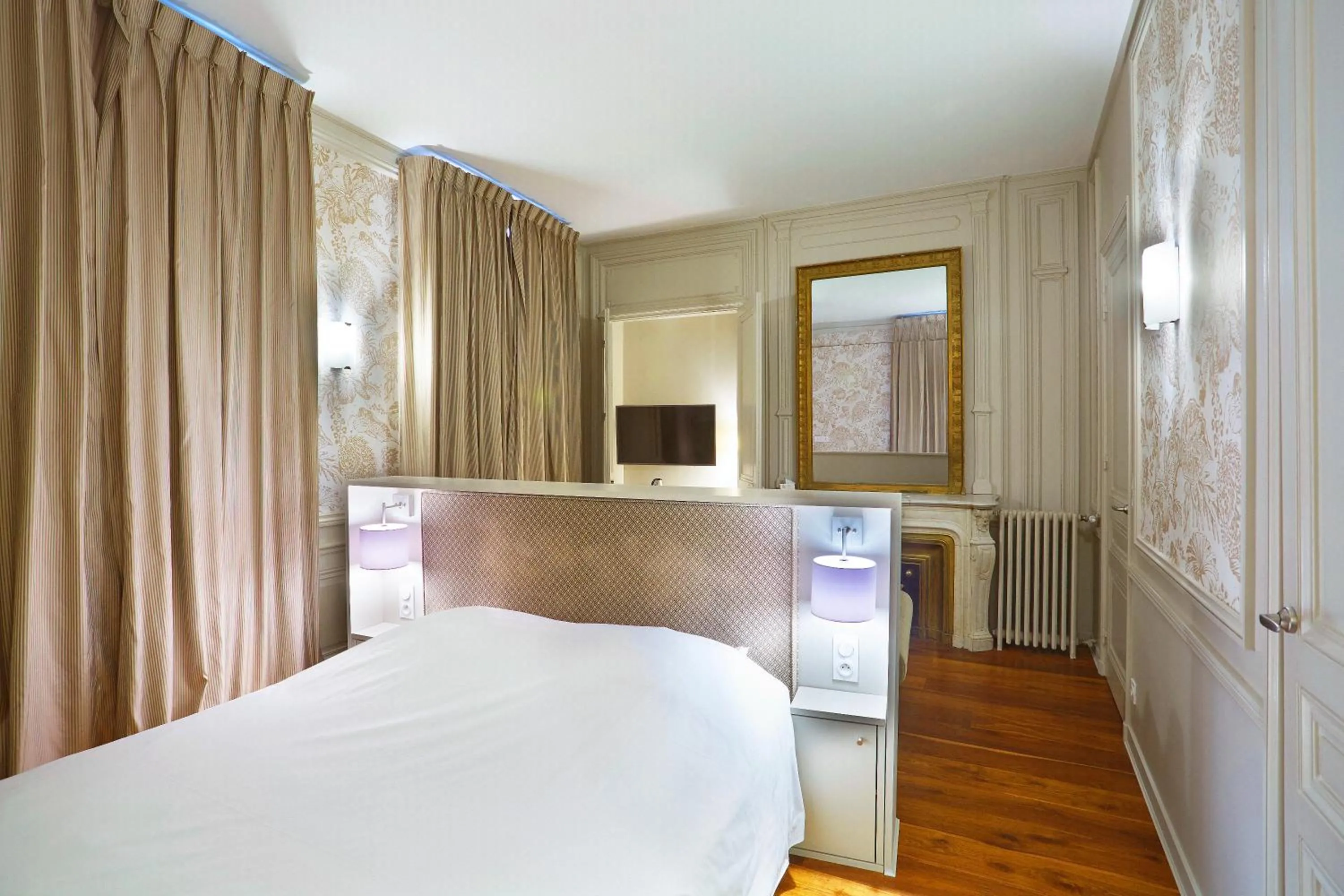 Shower, Bed in Hôtel Vaubecour - Centre Lyon Ainay - Perrache