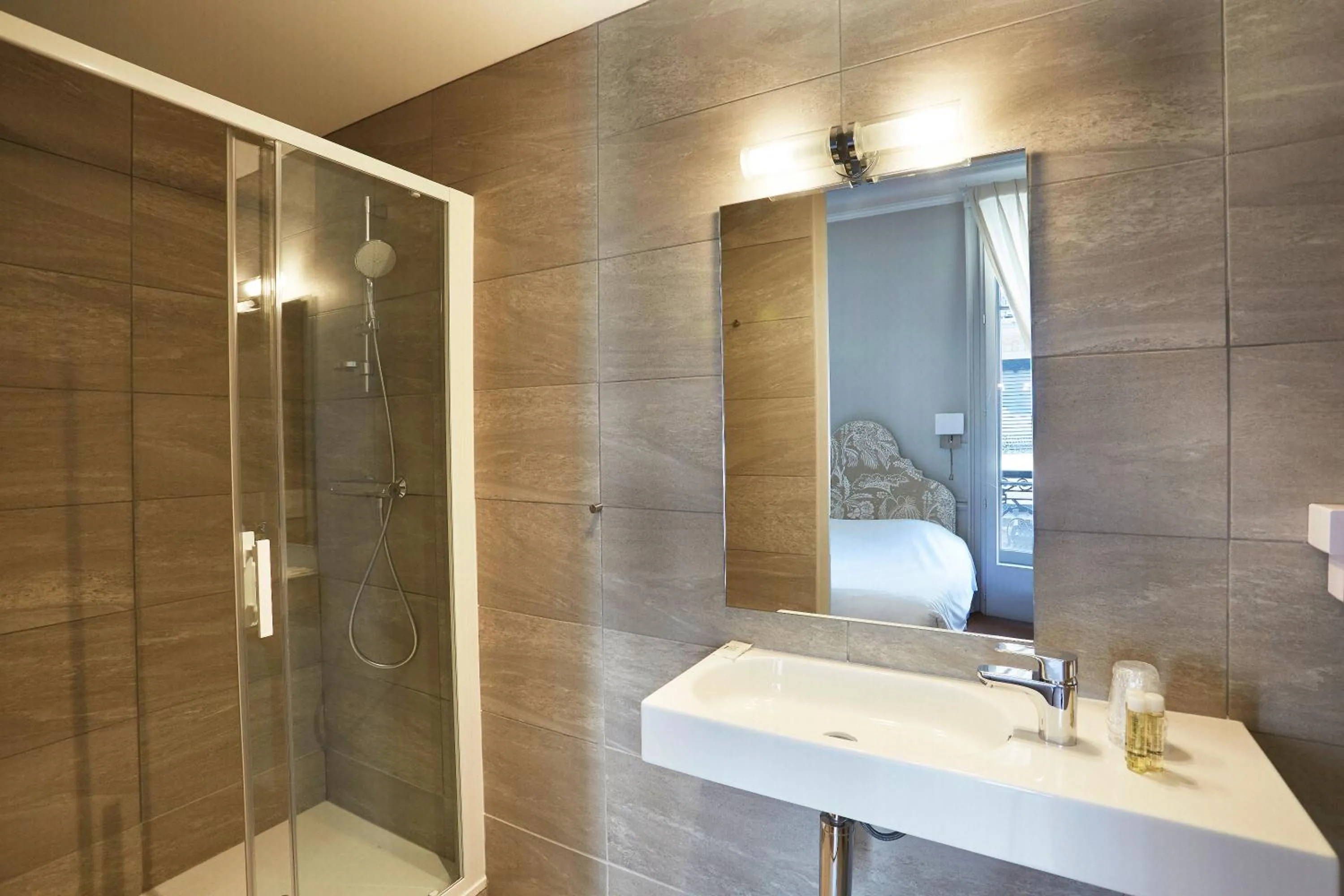 Shower in Hôtel Vaubecour - Centre Lyon Ainay - Perrache