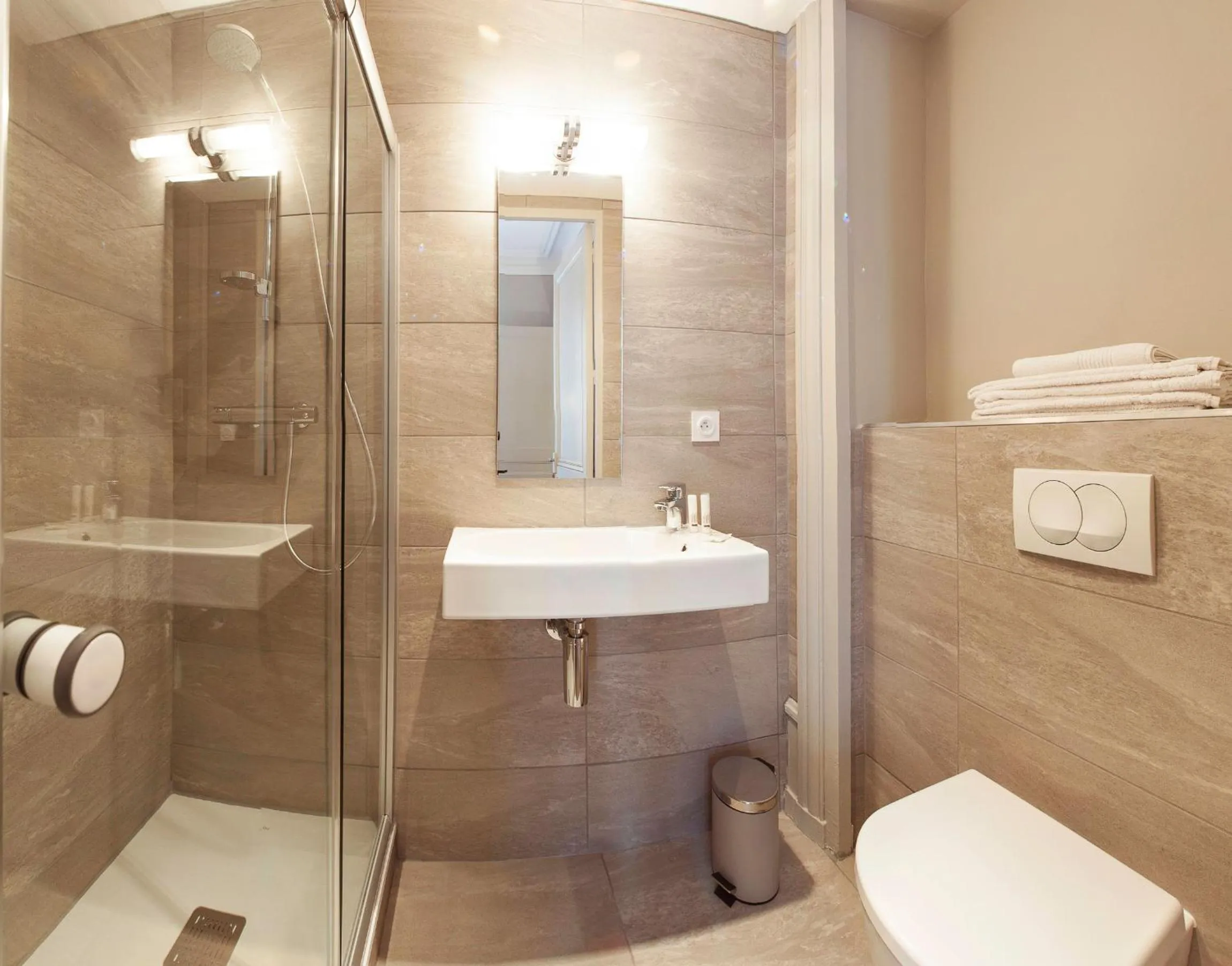 Bathroom in Hôtel Vaubecour - Centre Lyon Ainay - Perrache