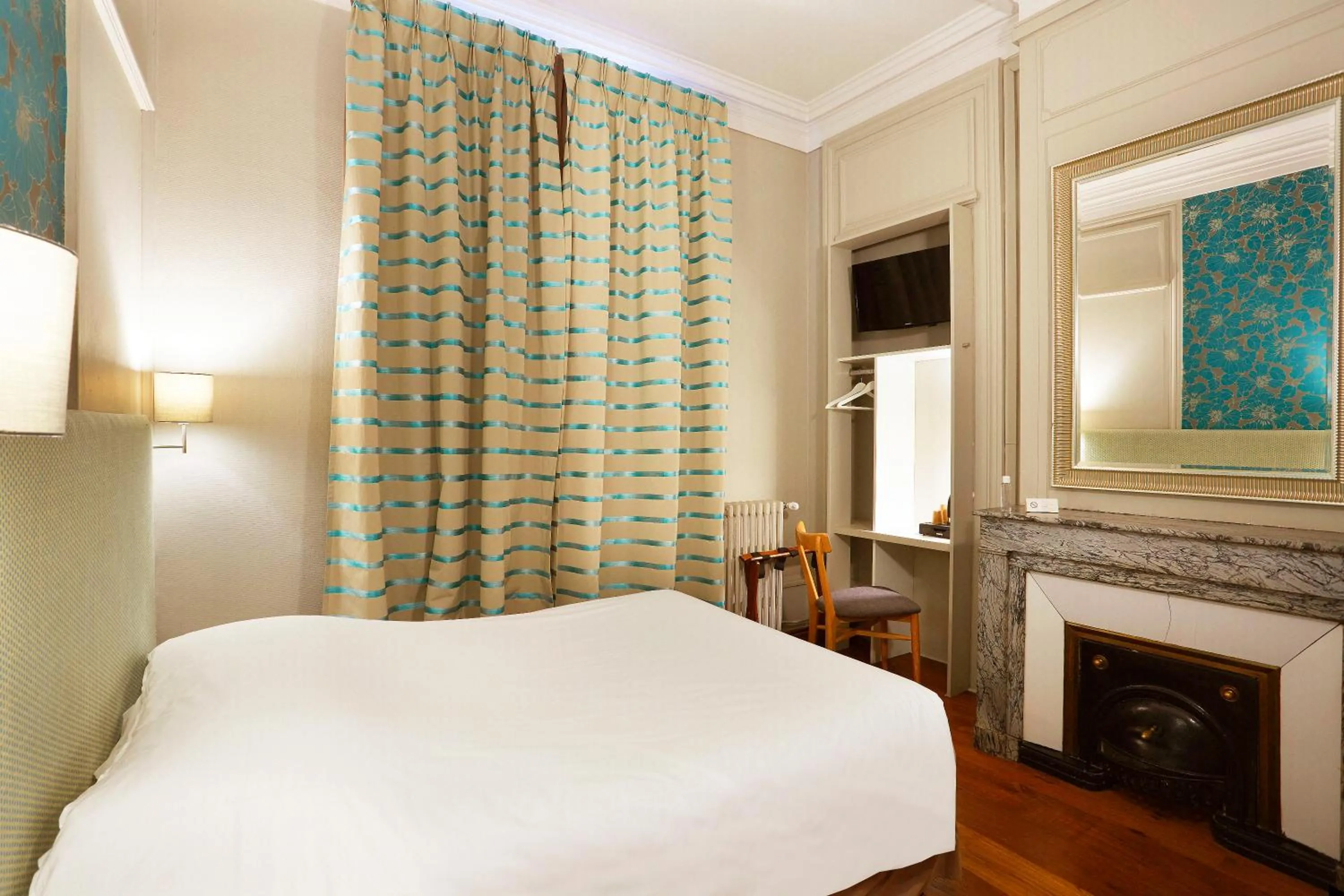 Shower, Bed in Hôtel Vaubecour - Centre Lyon Ainay - Perrache