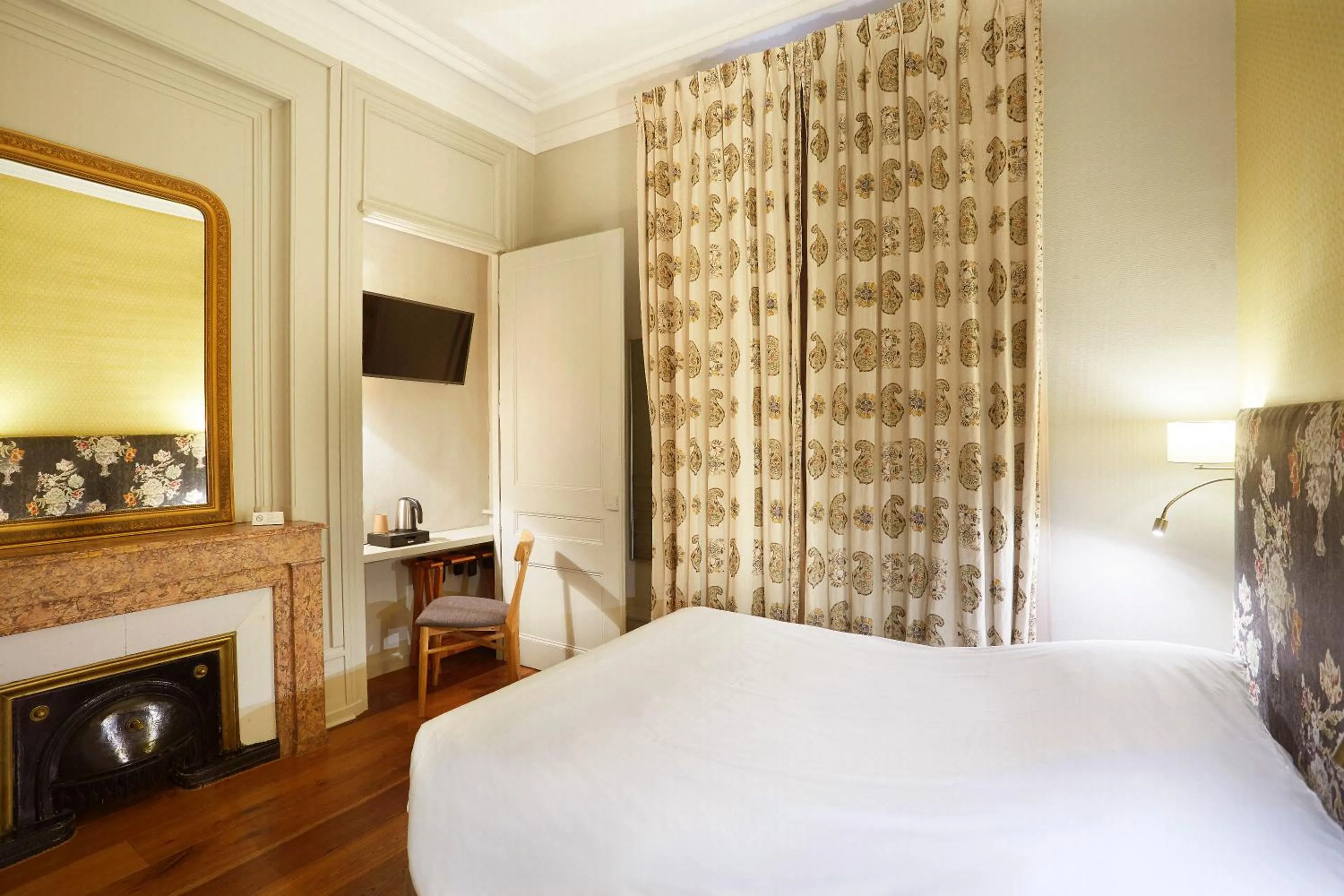 Shower, Bed in Hôtel Vaubecour - Centre Lyon Ainay - Perrache