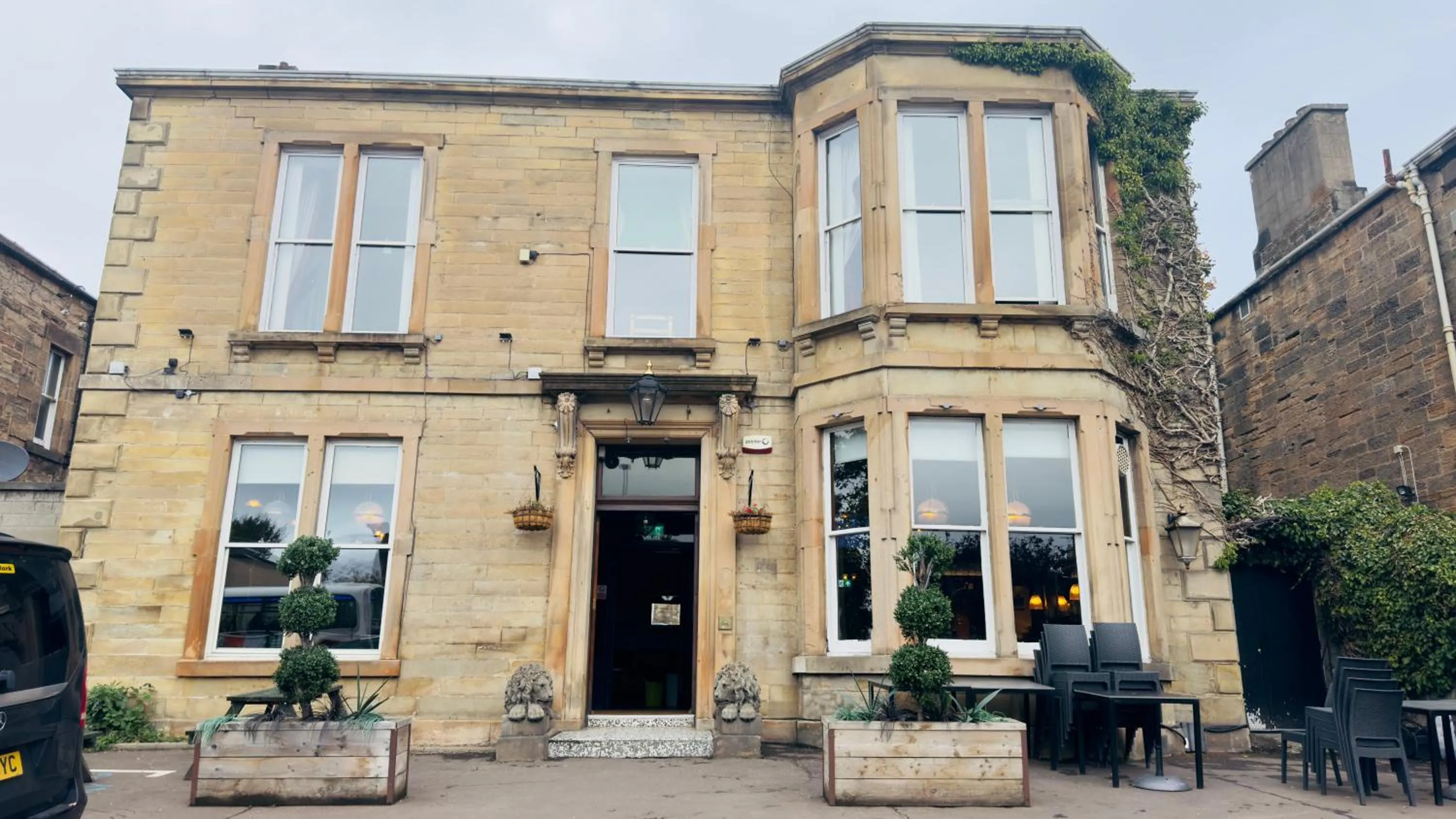 Property building in Edinburgh Whisky House Hotel