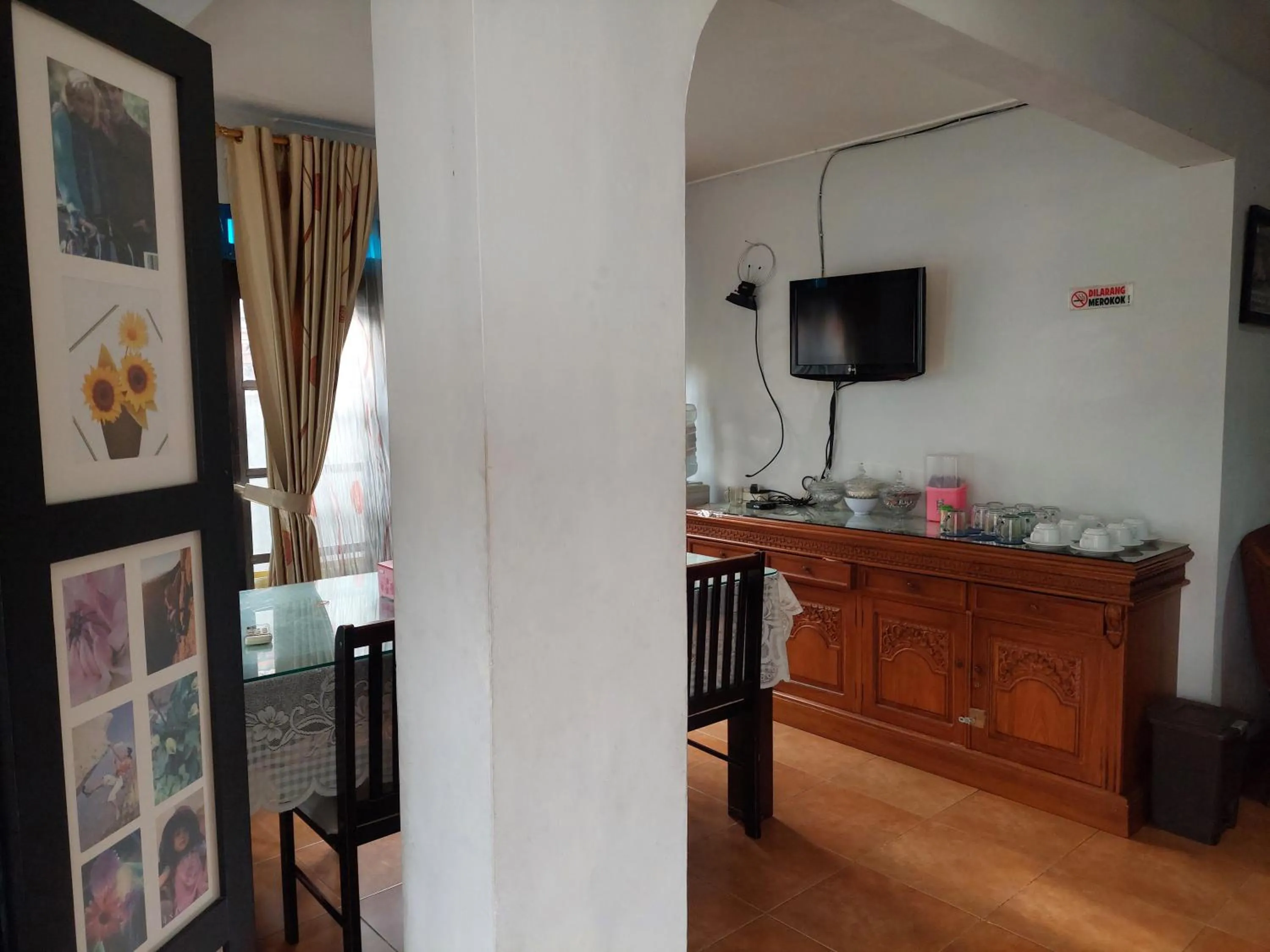 Dining area in Pondok Seruni Kemanggisan Jakarta