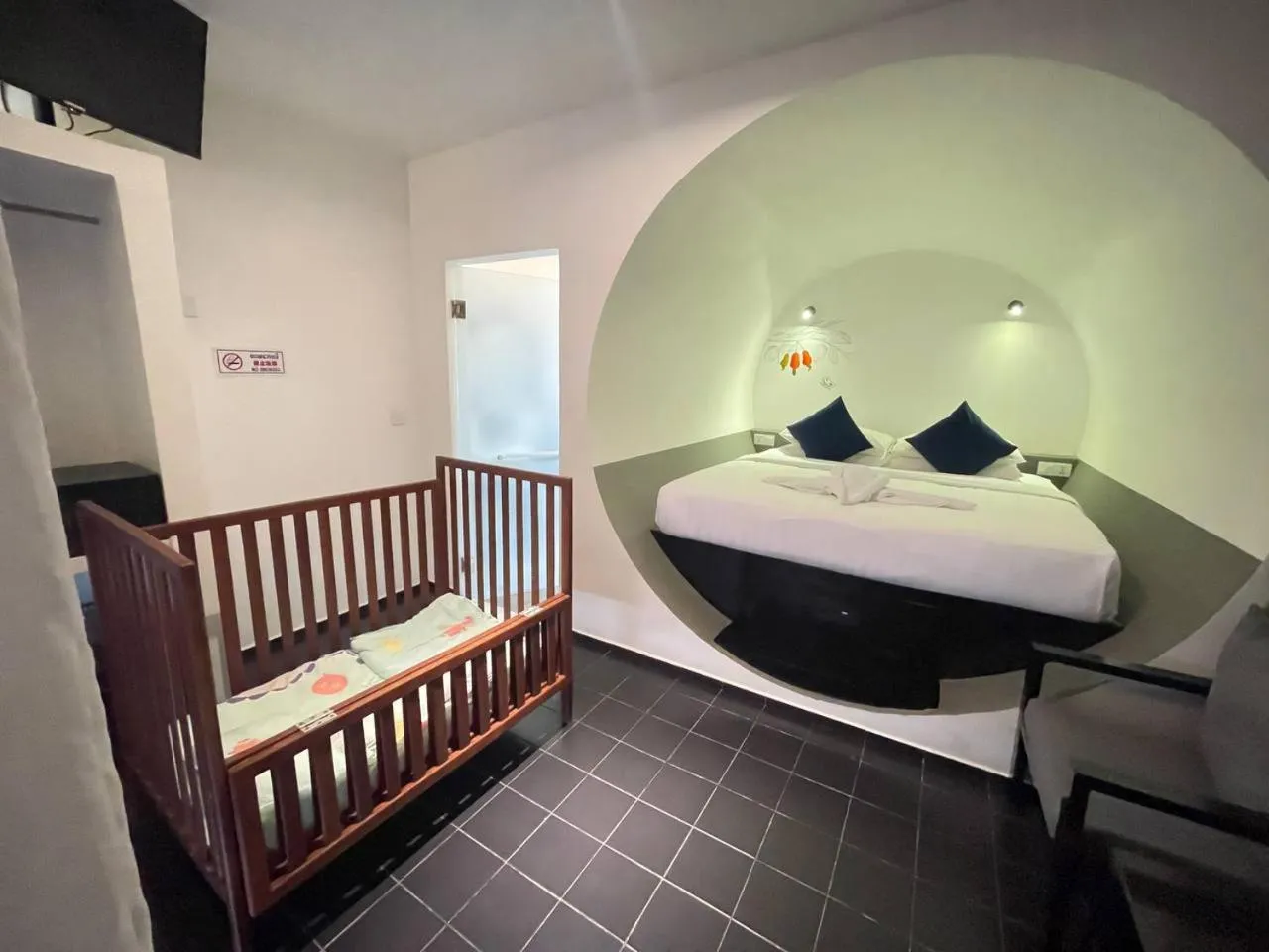 Bed in Tunnel Urban Retreat