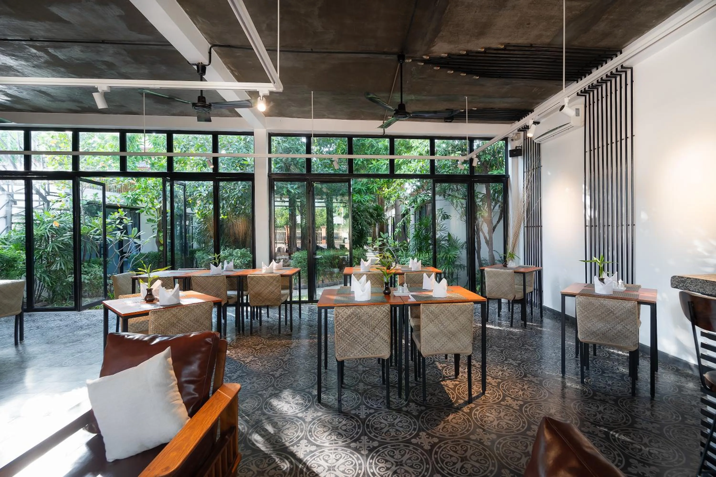 Restaurant/places to eat in Tunnel Urban Retreat