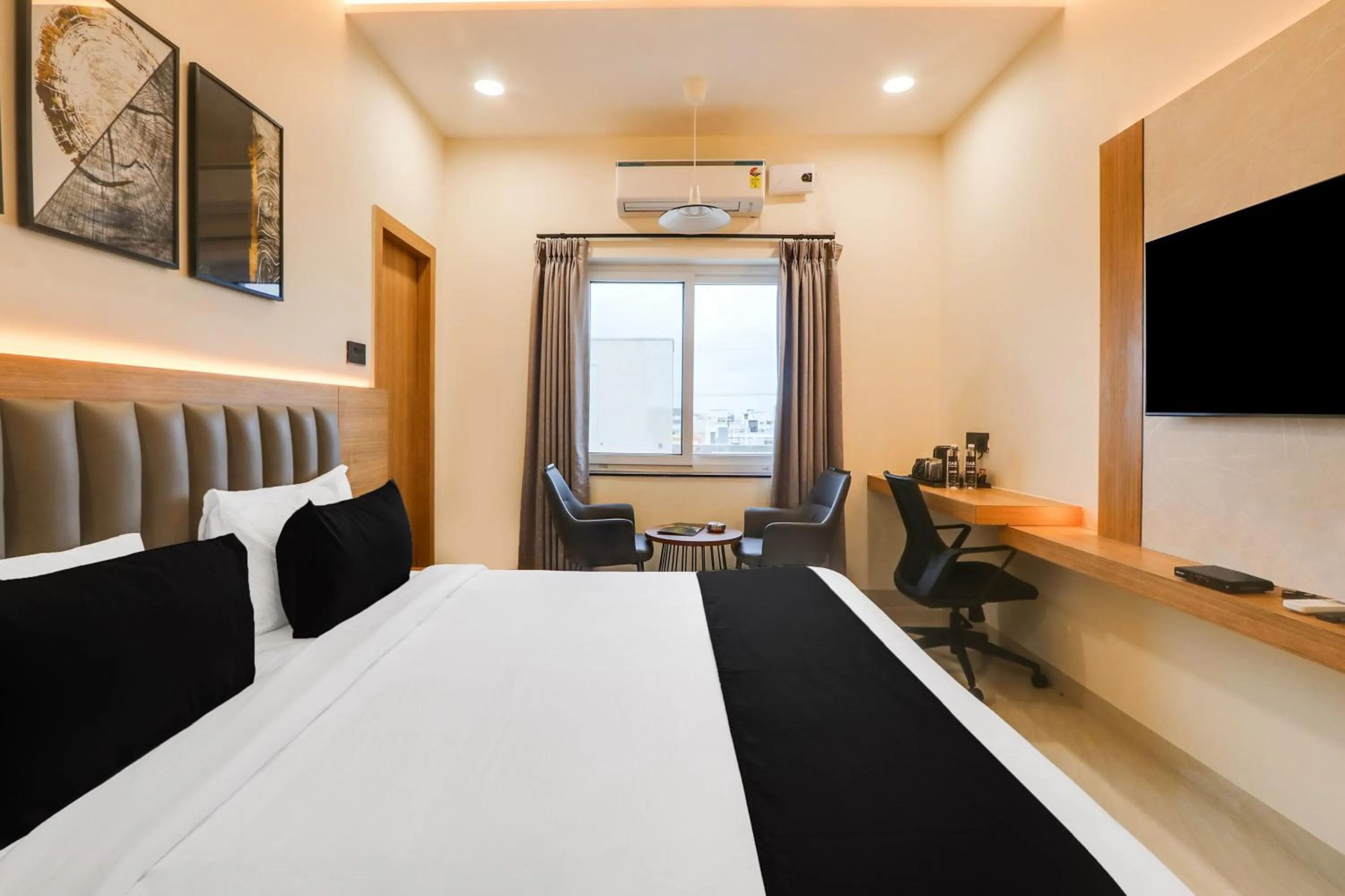 Bedroom, Bed in Townhouse OAK INDIGO BUSINESS HOTELS