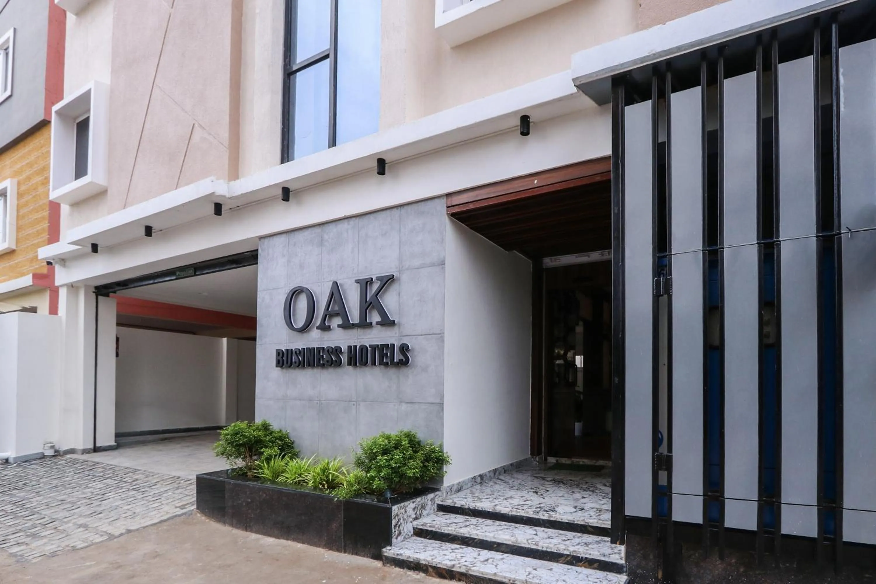 Facade/entrance in Townhouse OAK INDIGO BUSINESS HOTELS