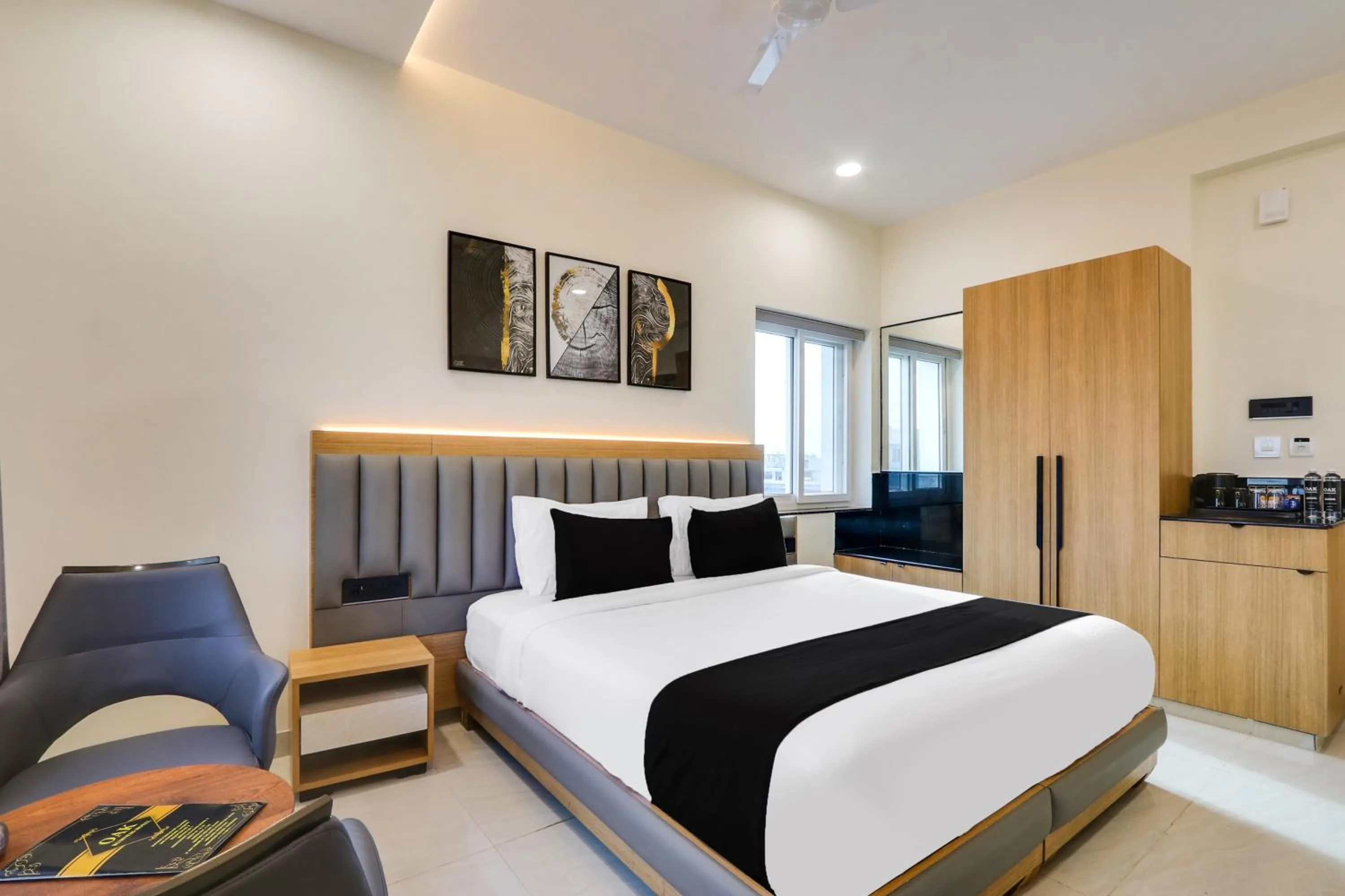 Bedroom, Bed in Townhouse OAK INDIGO BUSINESS HOTELS