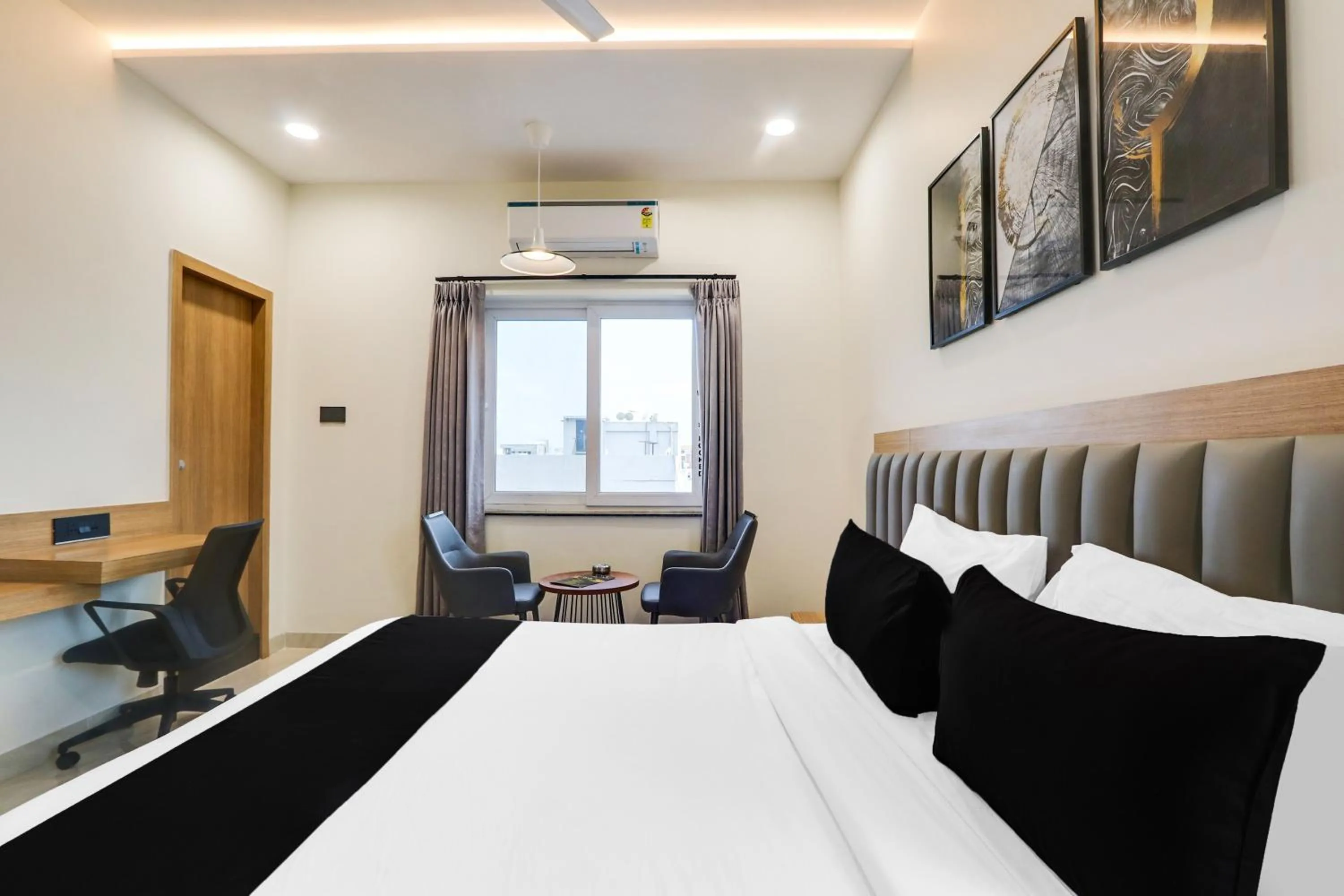 Bedroom, Bed in Townhouse OAK INDIGO BUSINESS HOTELS