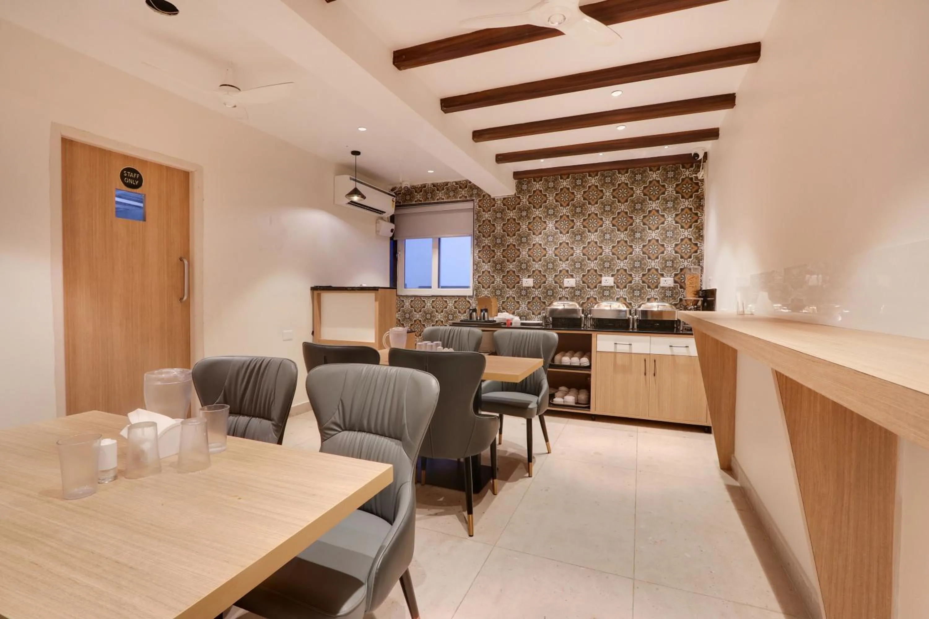 Restaurant/places to eat in Townhouse OAK INDIGO BUSINESS HOTELS