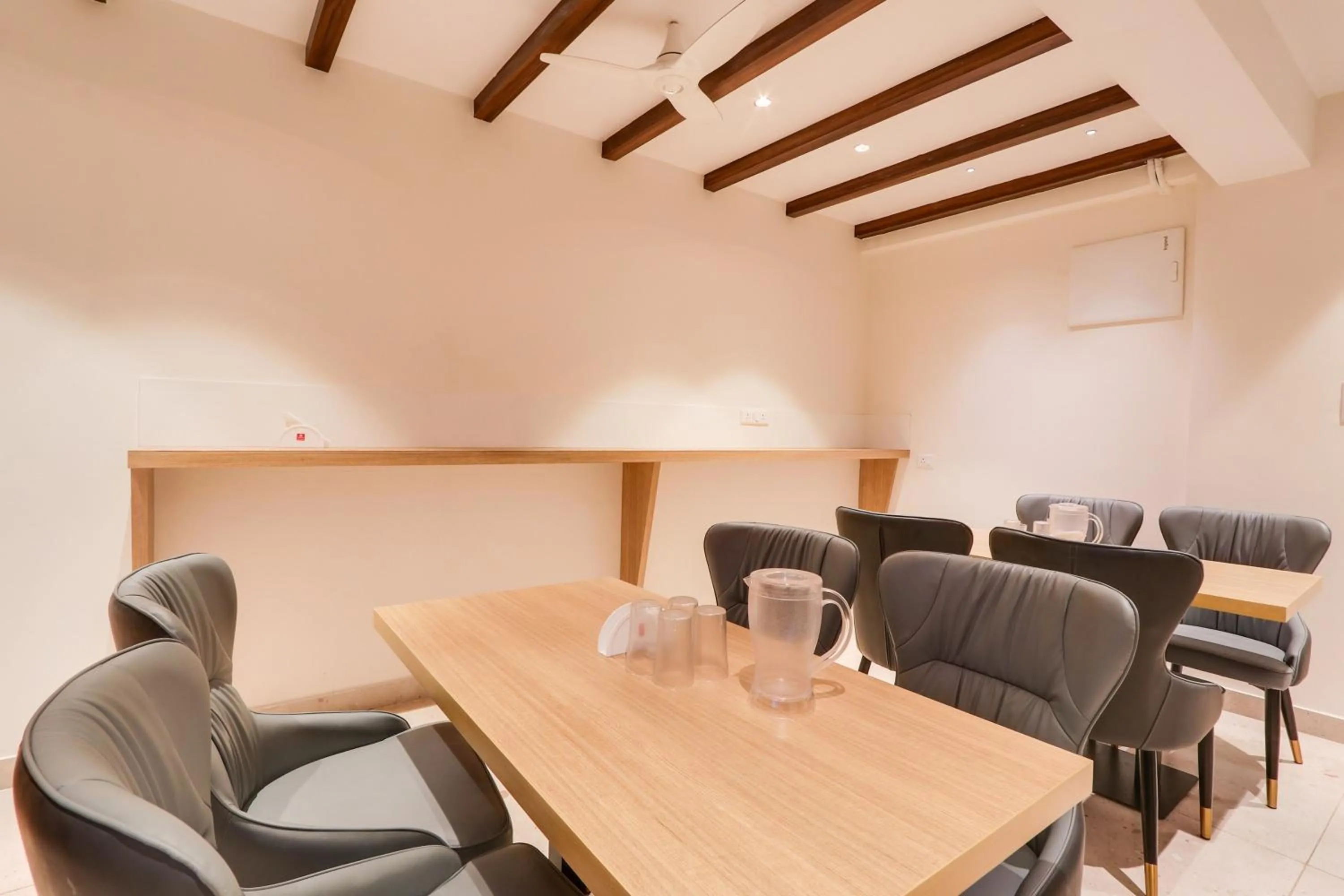 Restaurant/places to eat in Townhouse OAK INDIGO BUSINESS HOTELS