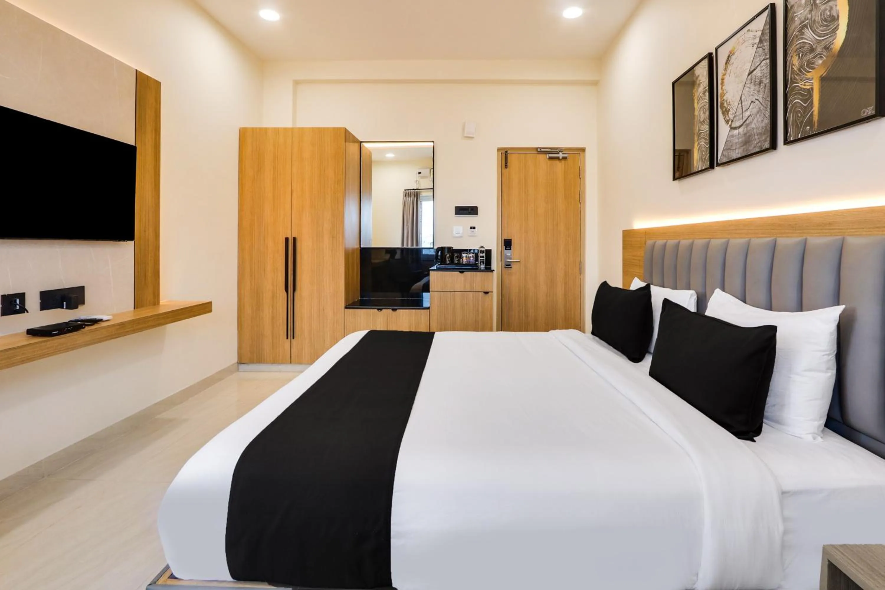 Bedroom, Bed in Townhouse OAK INDIGO BUSINESS HOTELS