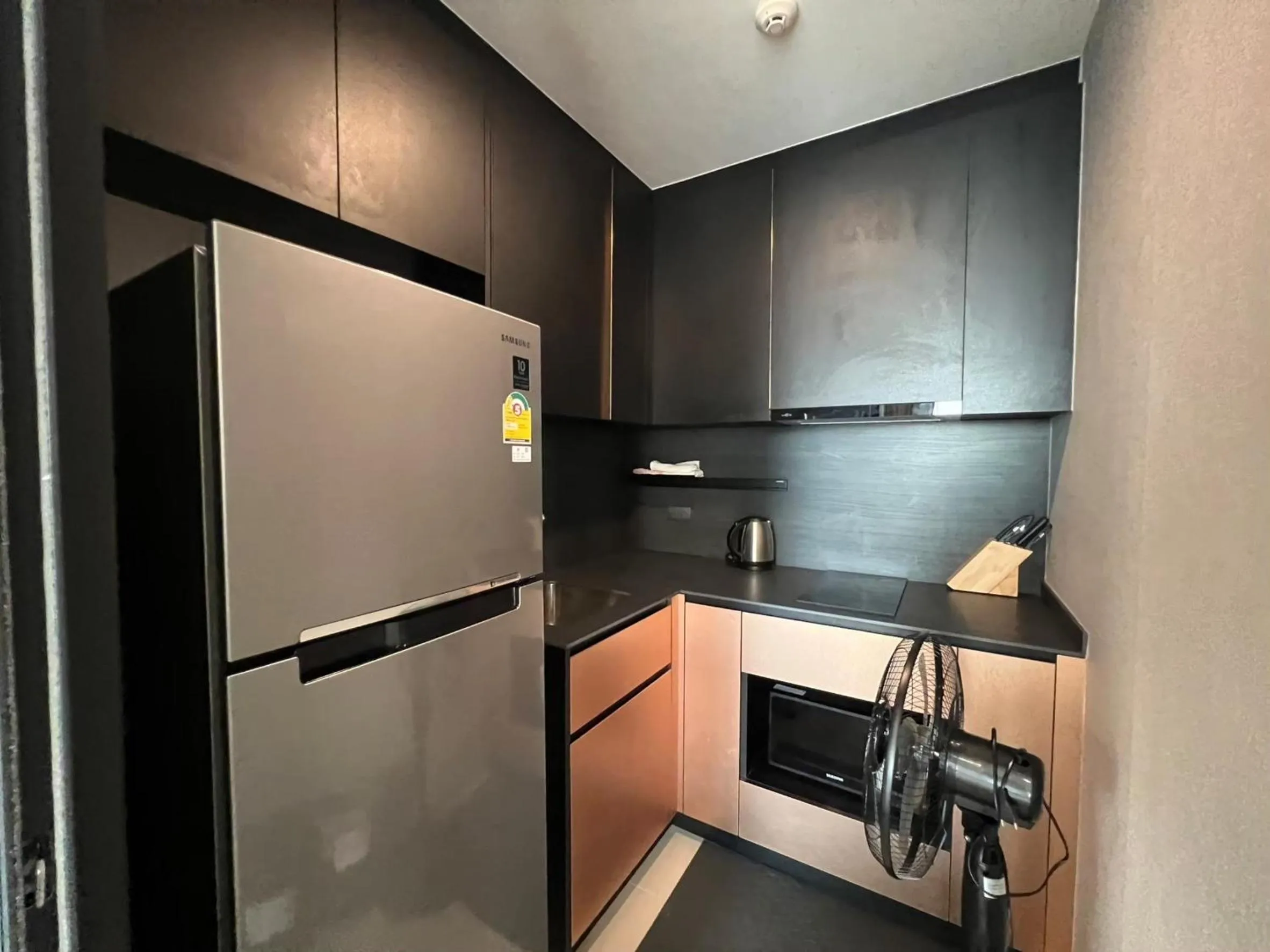 Kitchen or kitchenette in Edge Central Pattaya by Mickey