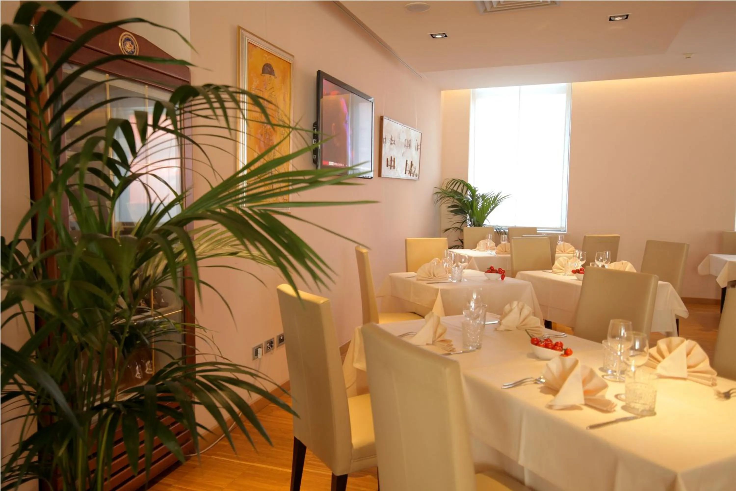 Restaurant/places to eat in Hotel Major