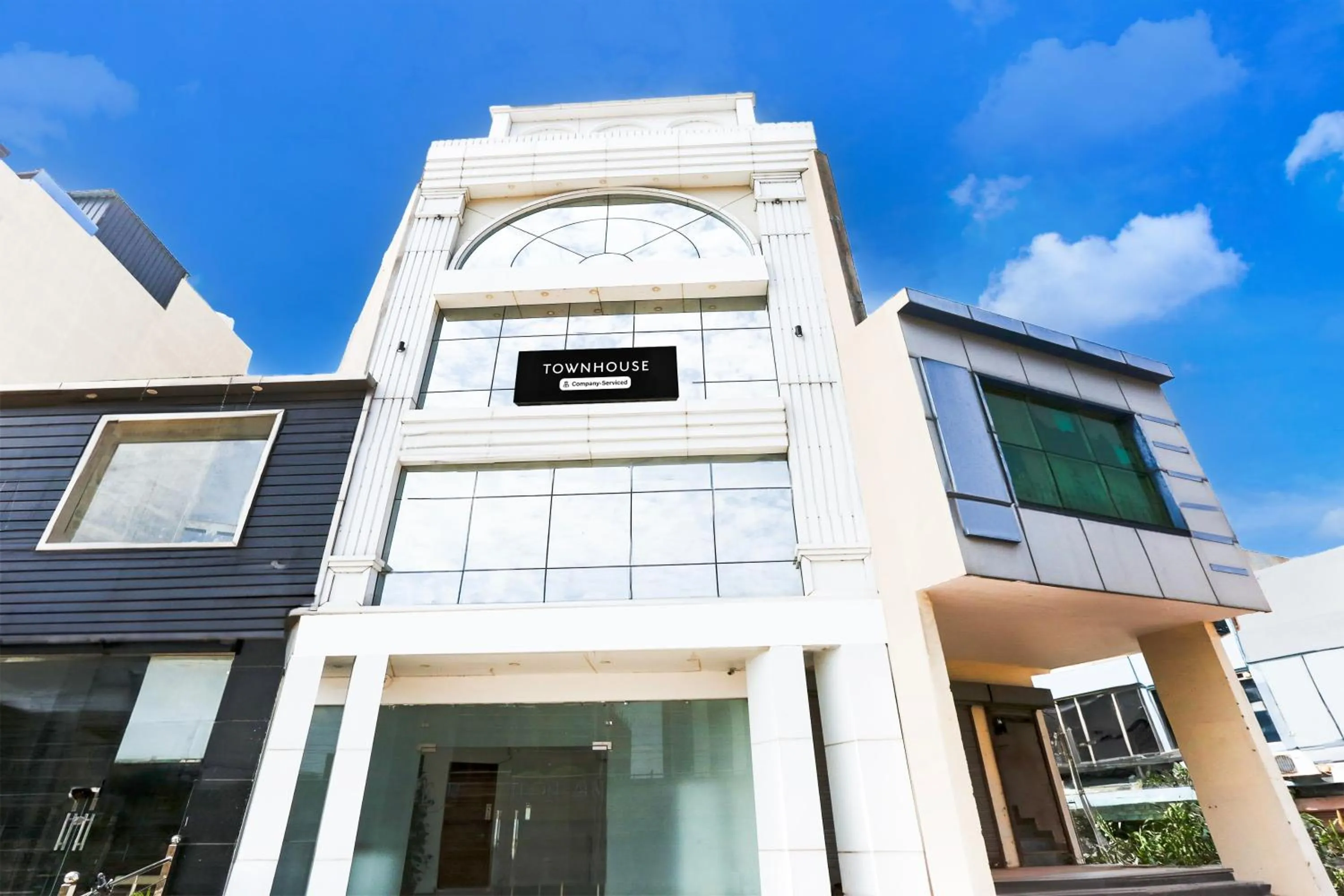 Facade/entrance in Townhouse Eden Garden Zirakpur