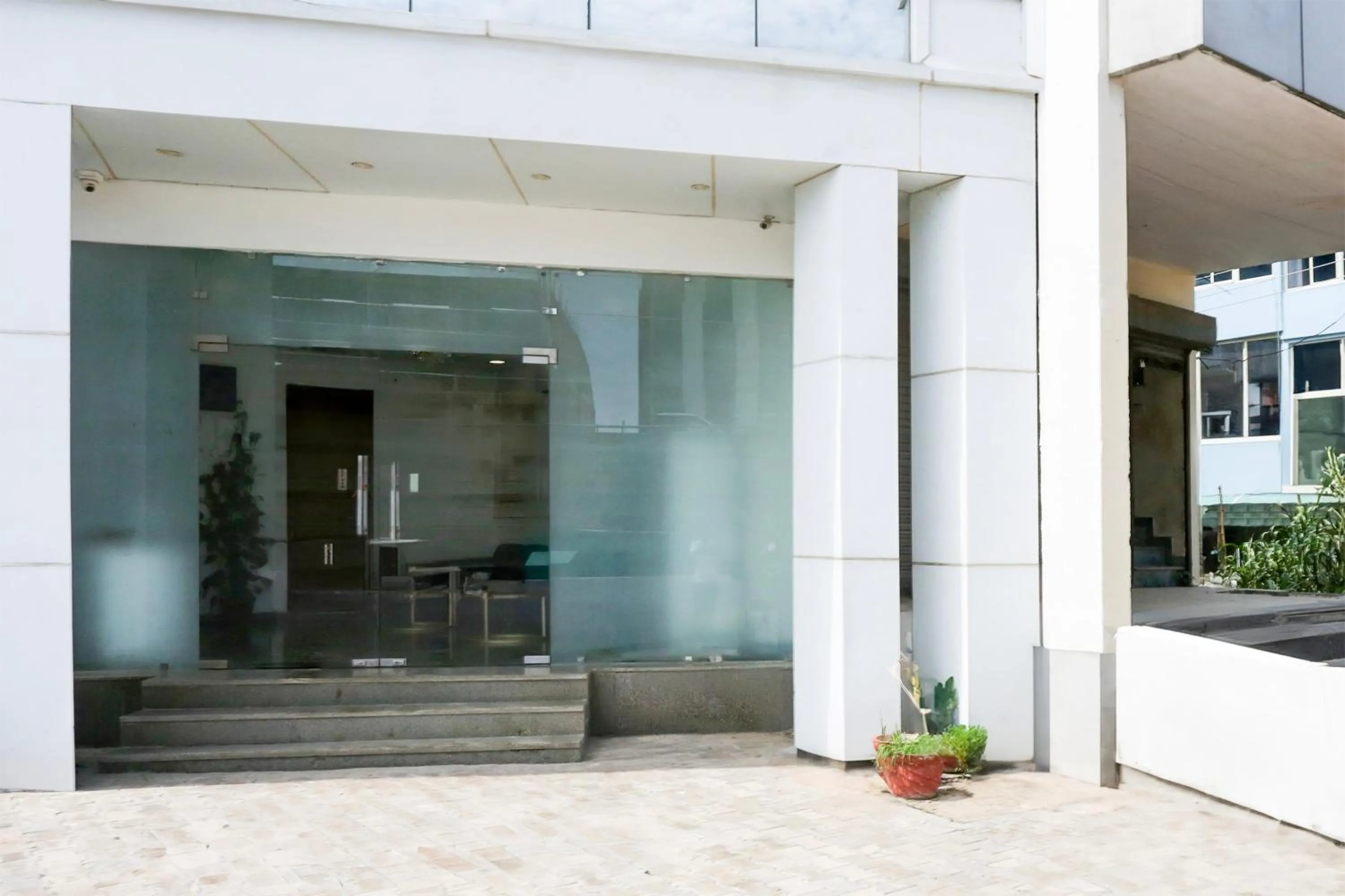 Facade/entrance in Townhouse Eden Garden Zirakpur
