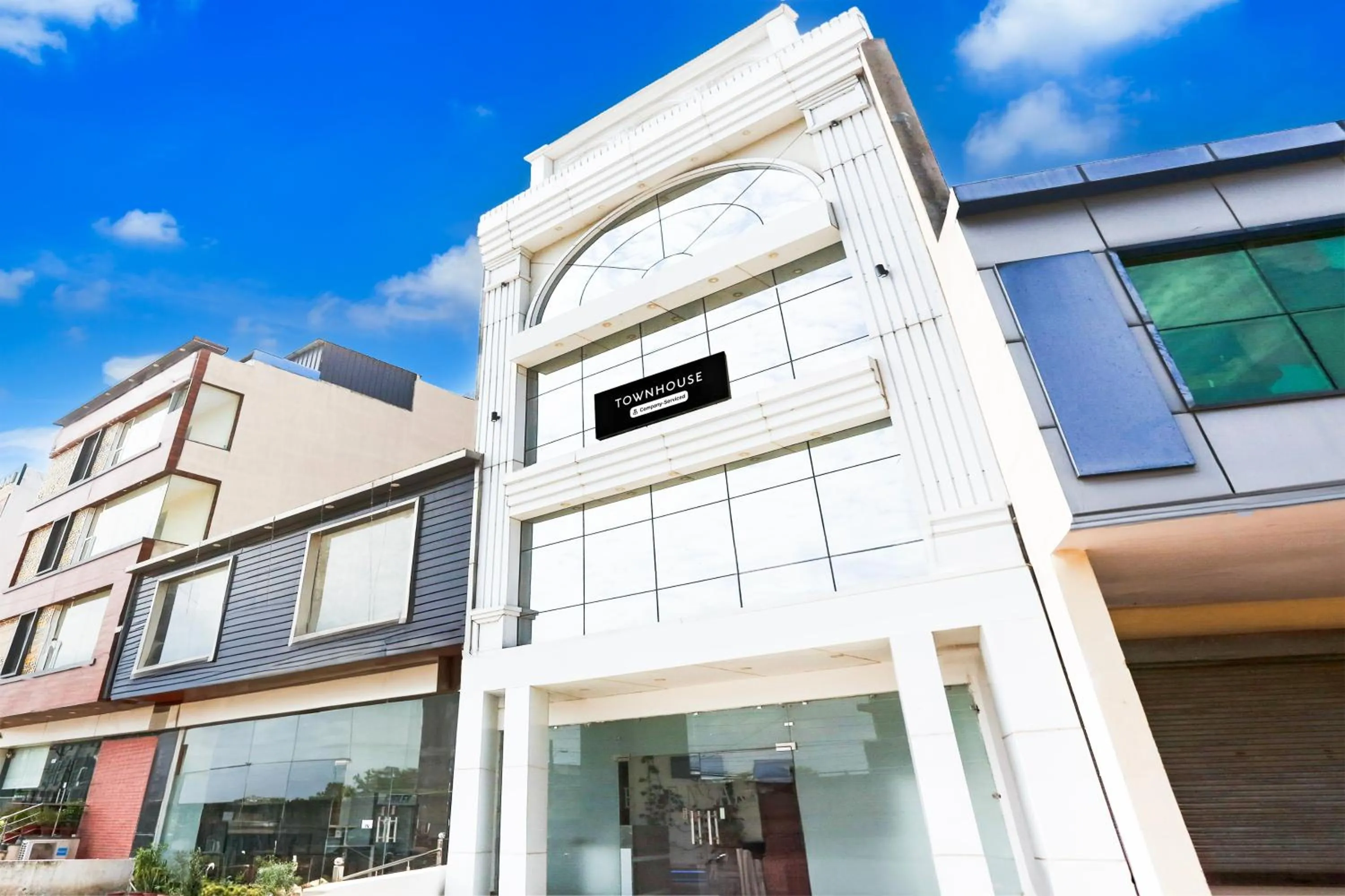 Facade/entrance in Townhouse Eden Garden Zirakpur