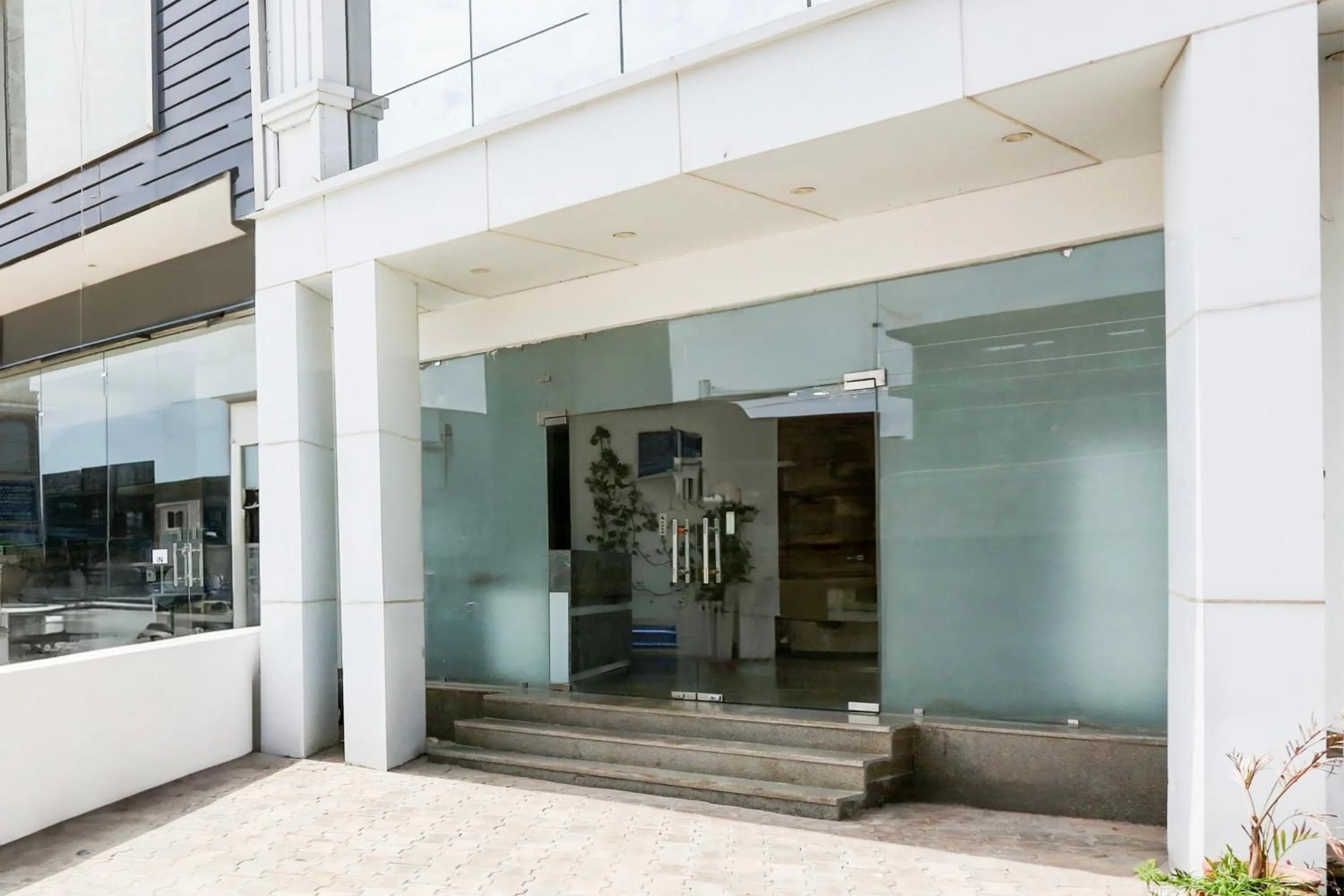 Facade/entrance in Townhouse Eden Garden Zirakpur