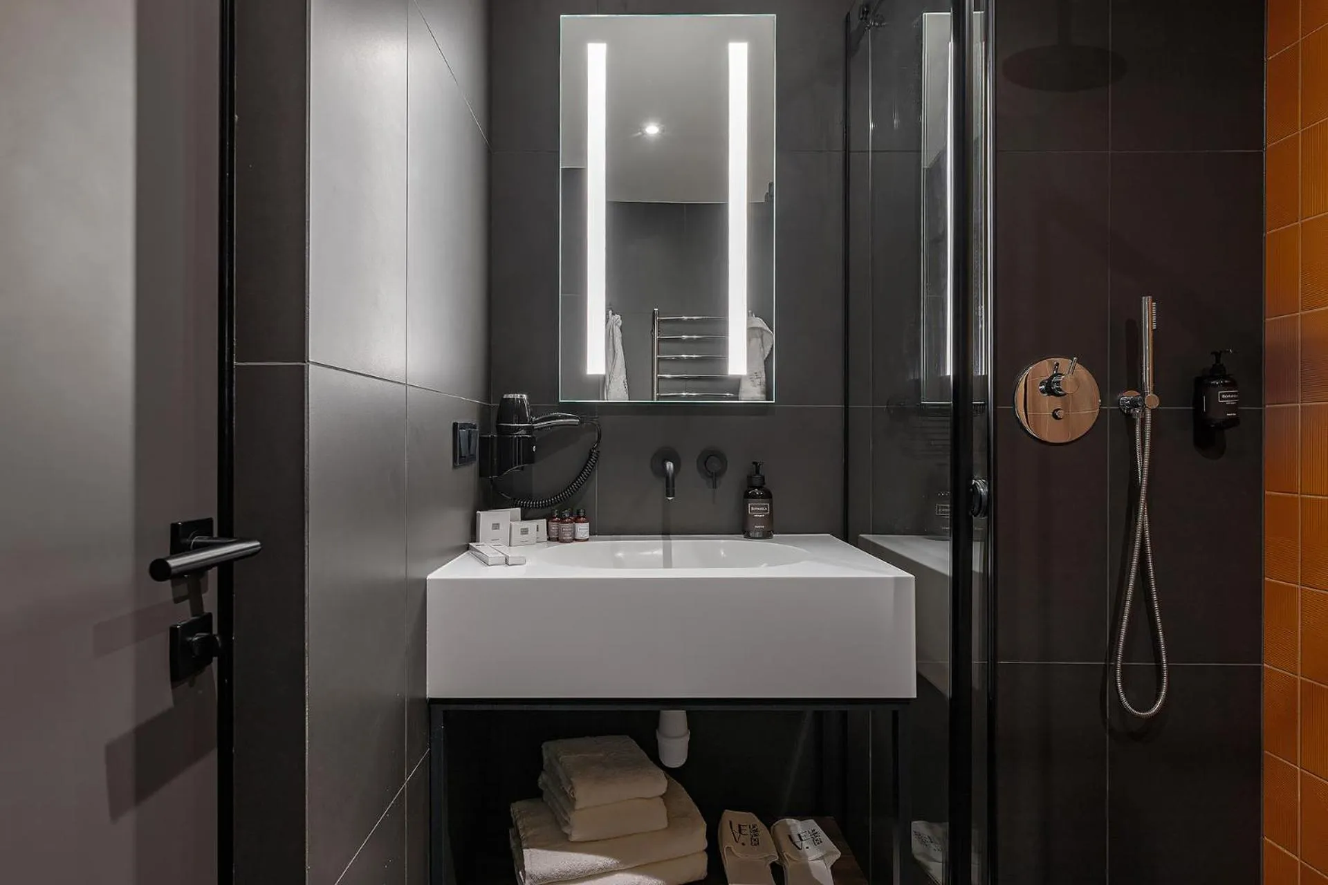 Shower in LEV Lifestyle Hotel - Maestro