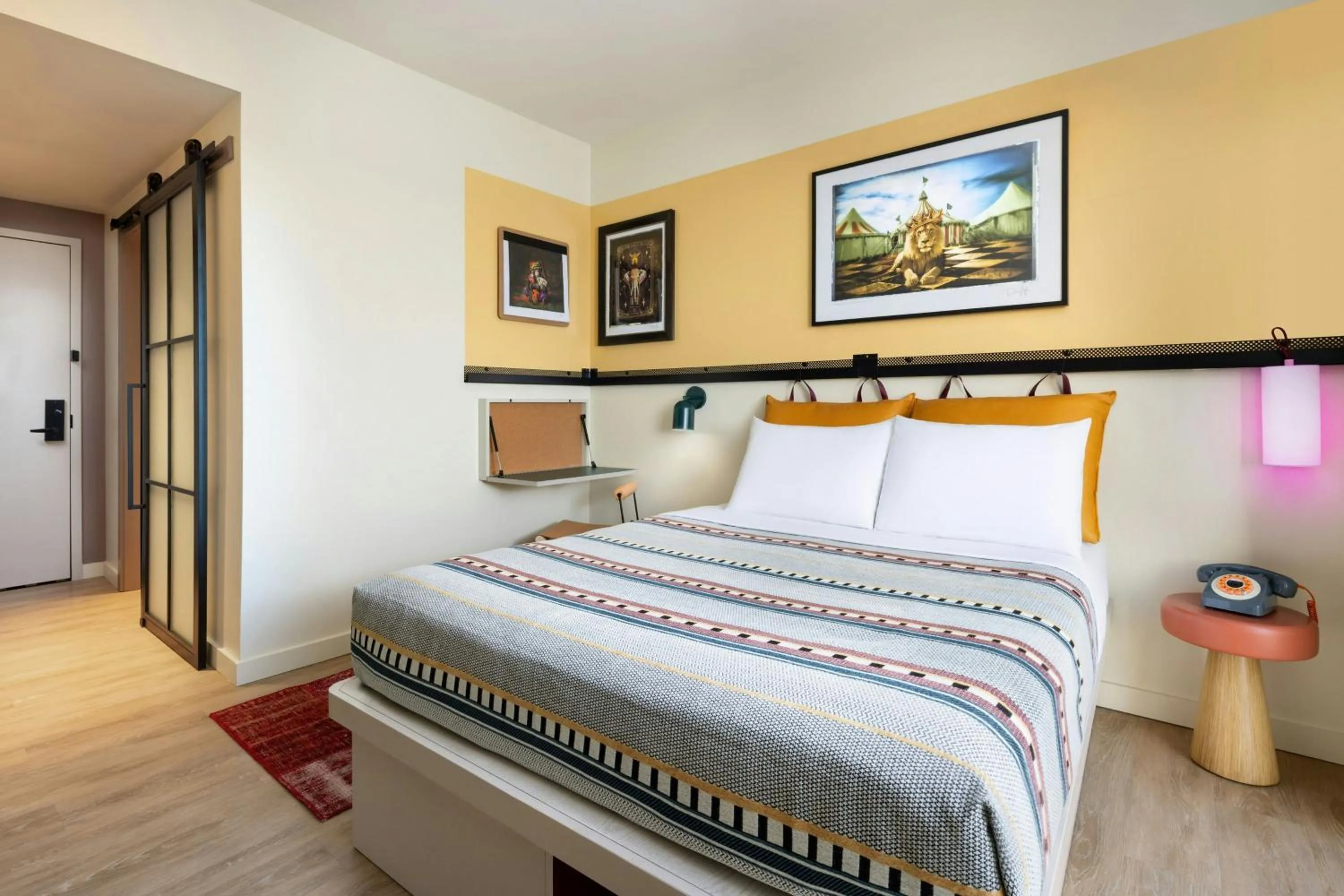 Photo of the whole room, Bed in Moxy Allentown Downtown