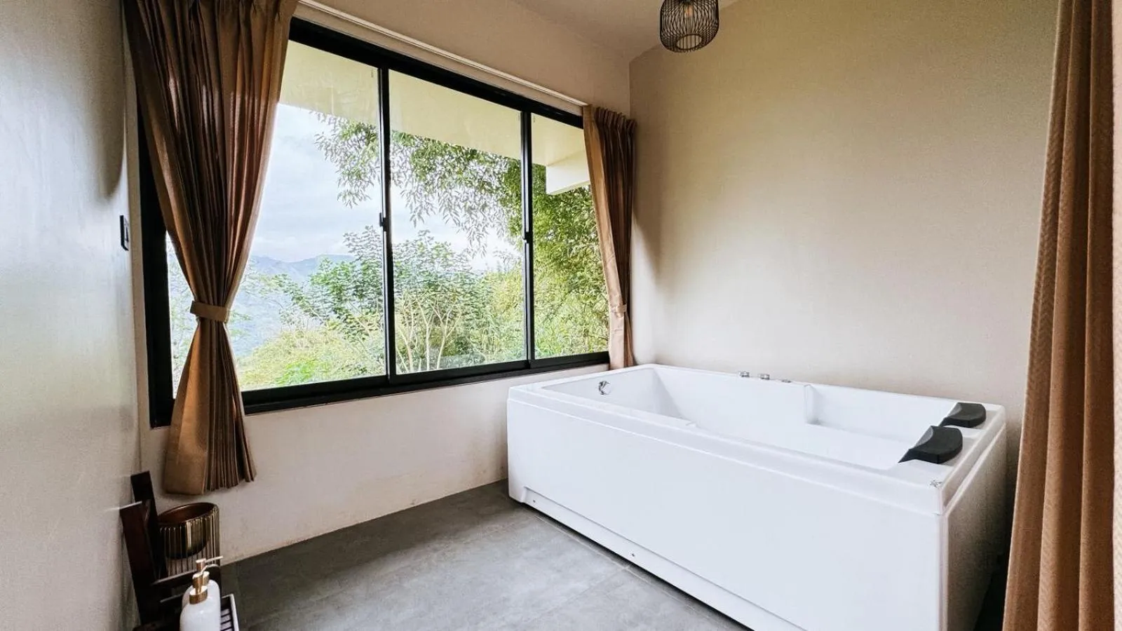 Public Bath, Bed in Tomorrowland Farms and Suites