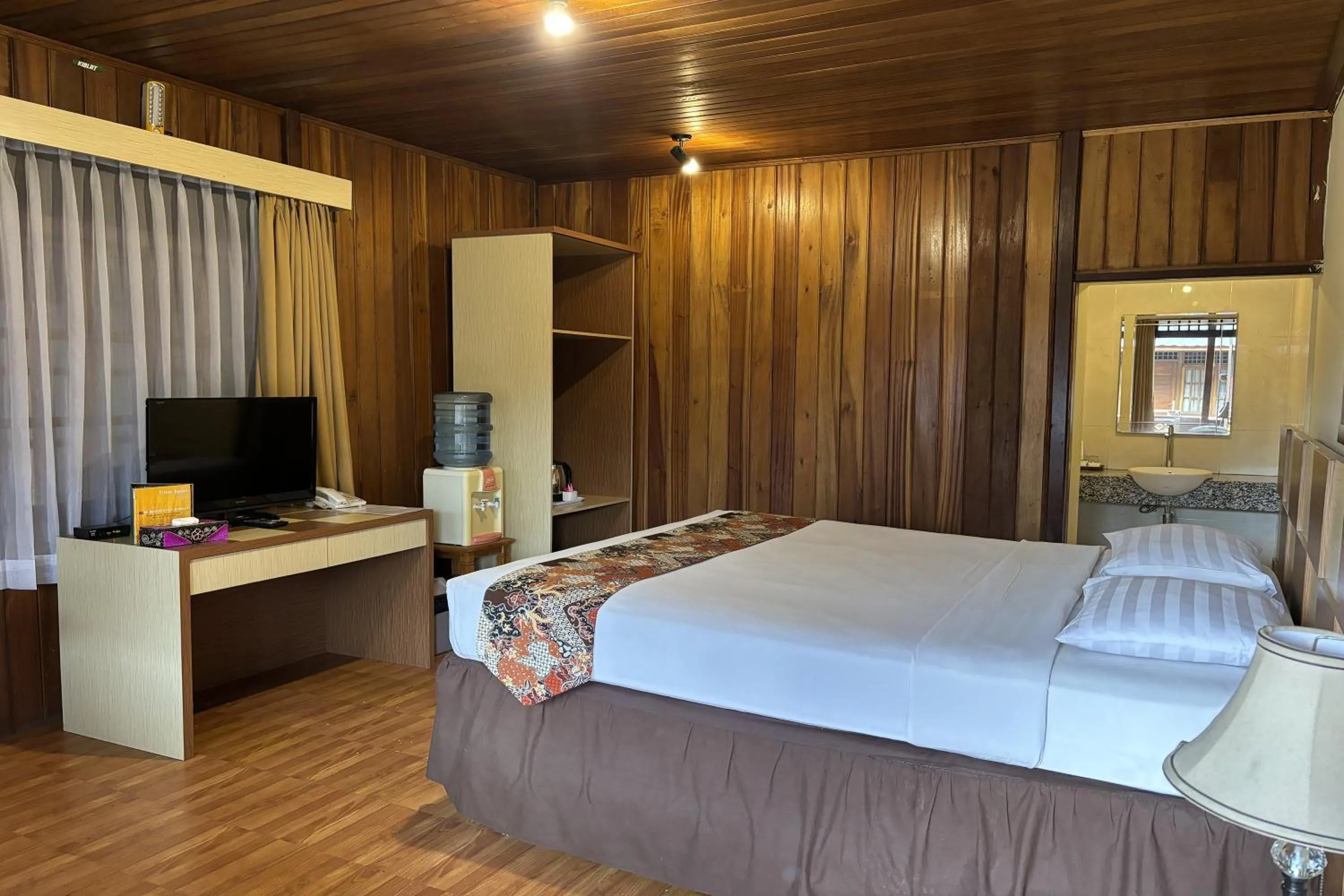 Bed in Hotel Pesona Bamboe Lembang