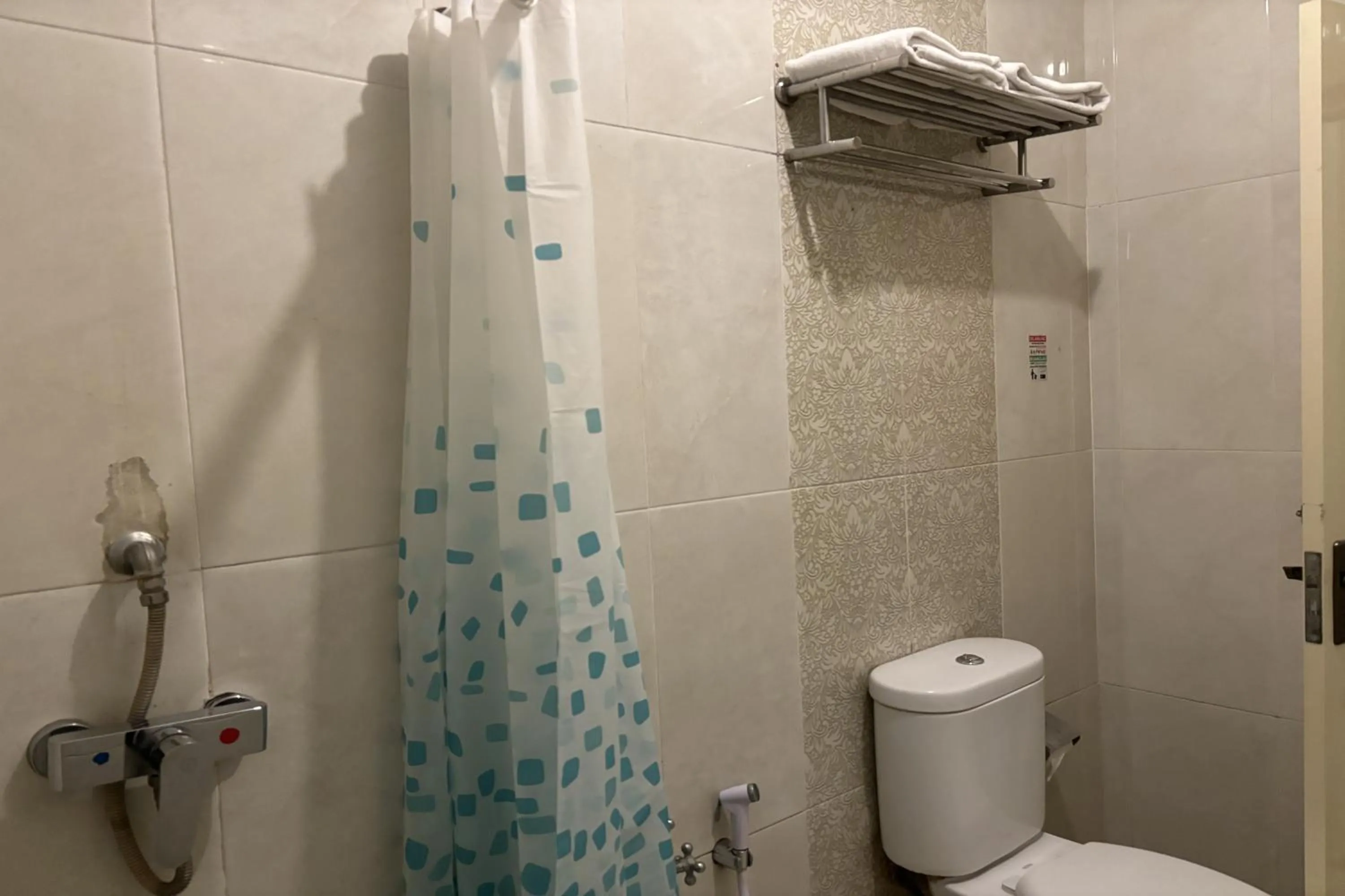 Shower in Hotel Pesona Bamboe Lembang