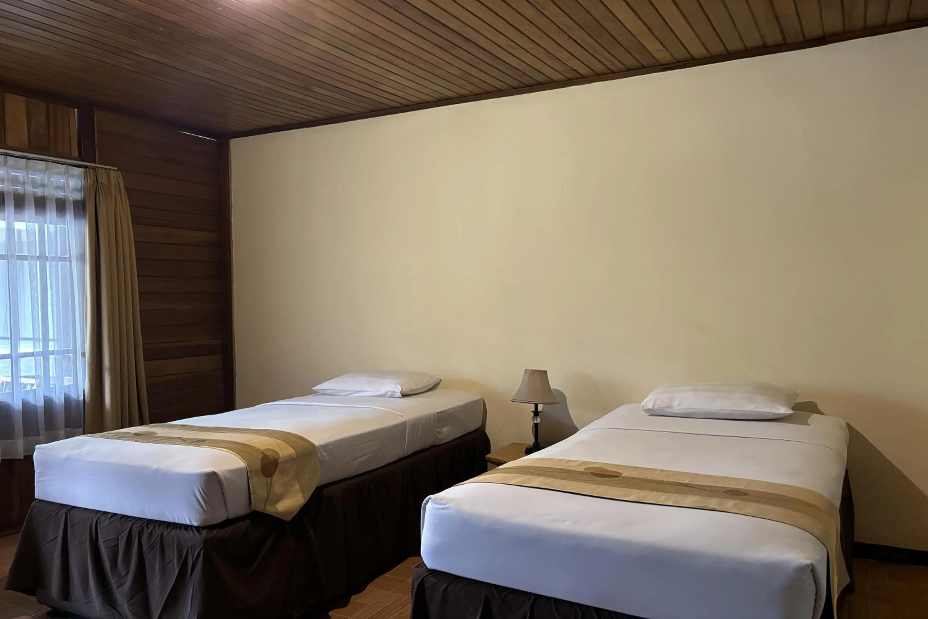 Bed in Hotel Pesona Bamboe Lembang