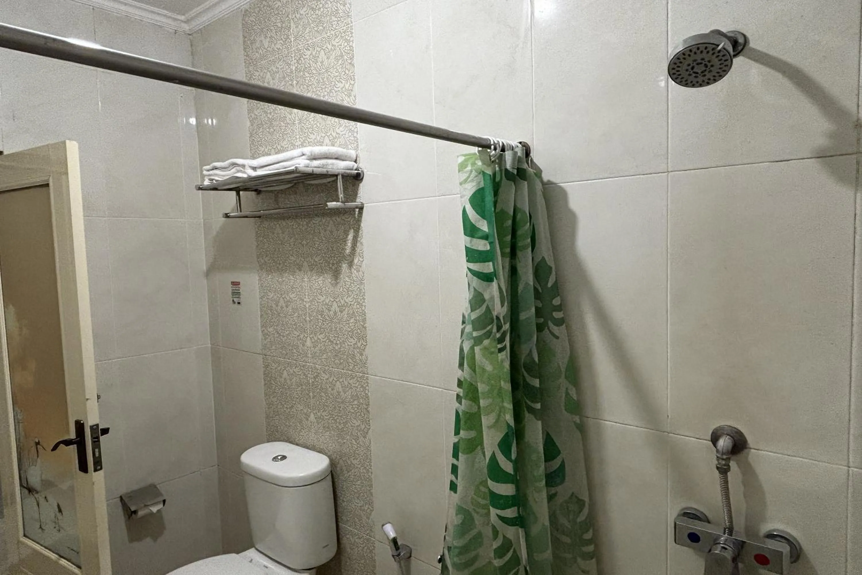 Shower in Hotel Pesona Bamboe Lembang