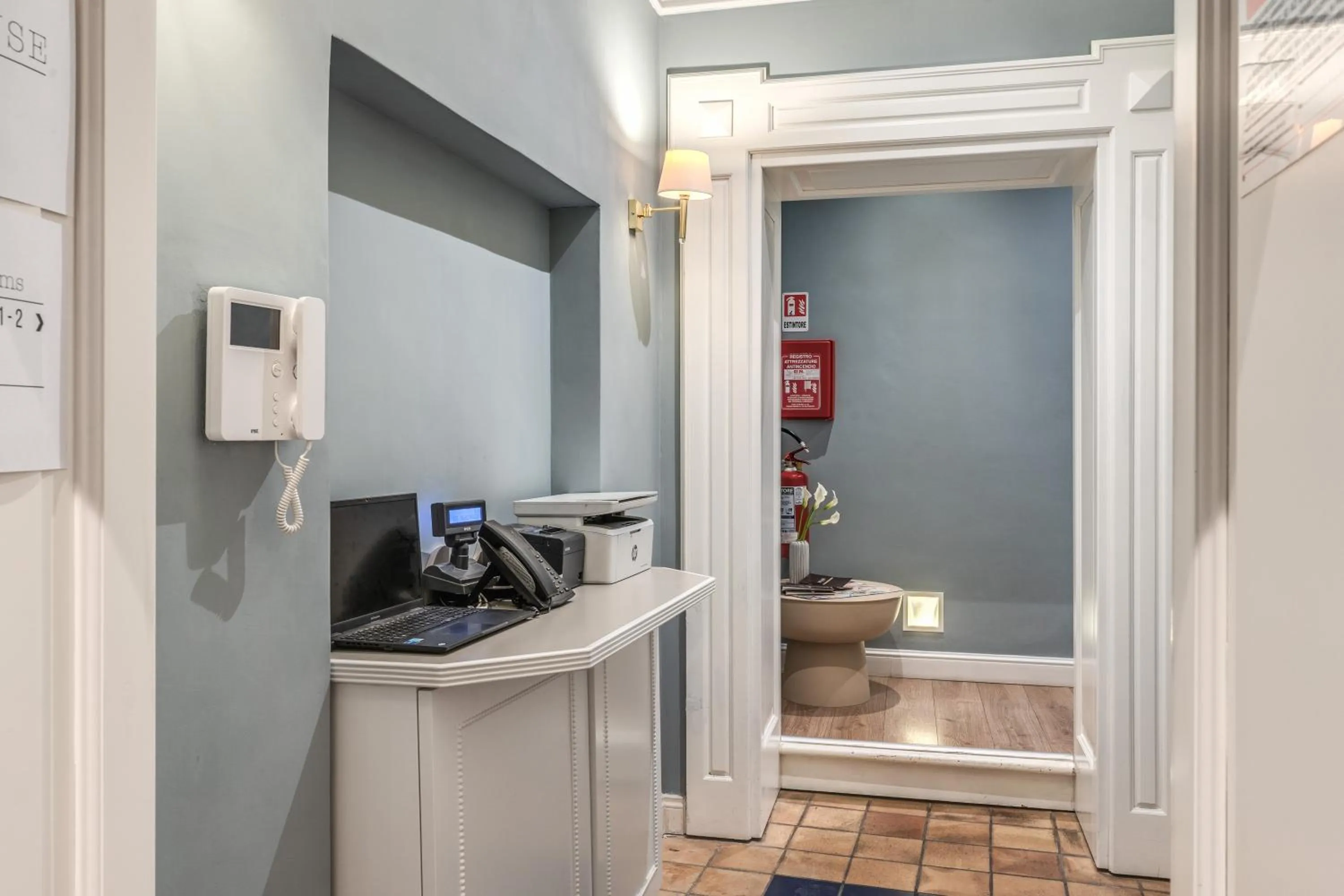 Lobby or reception in Townhouse Condotti 29