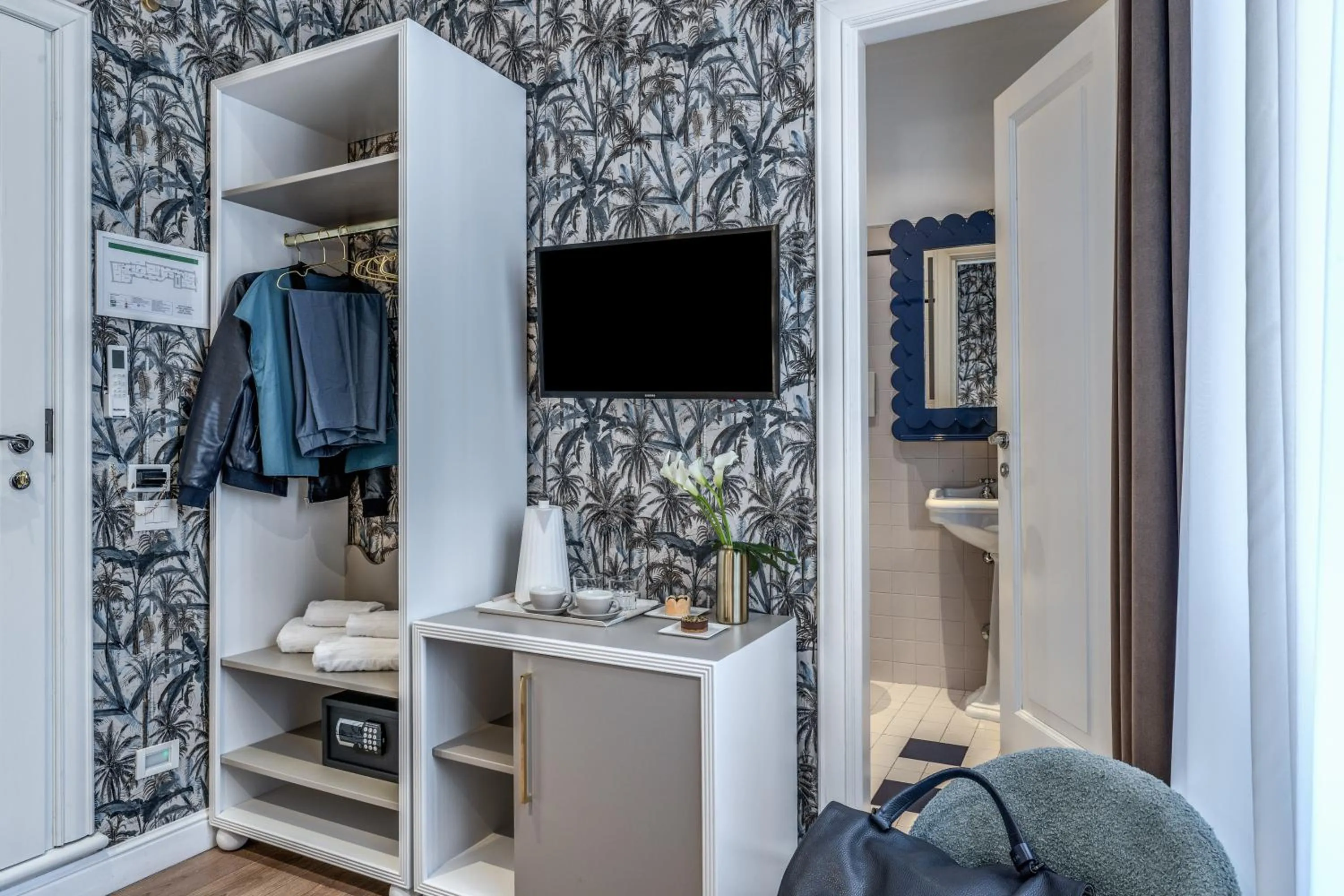 TV and multimedia in Townhouse Condotti 29