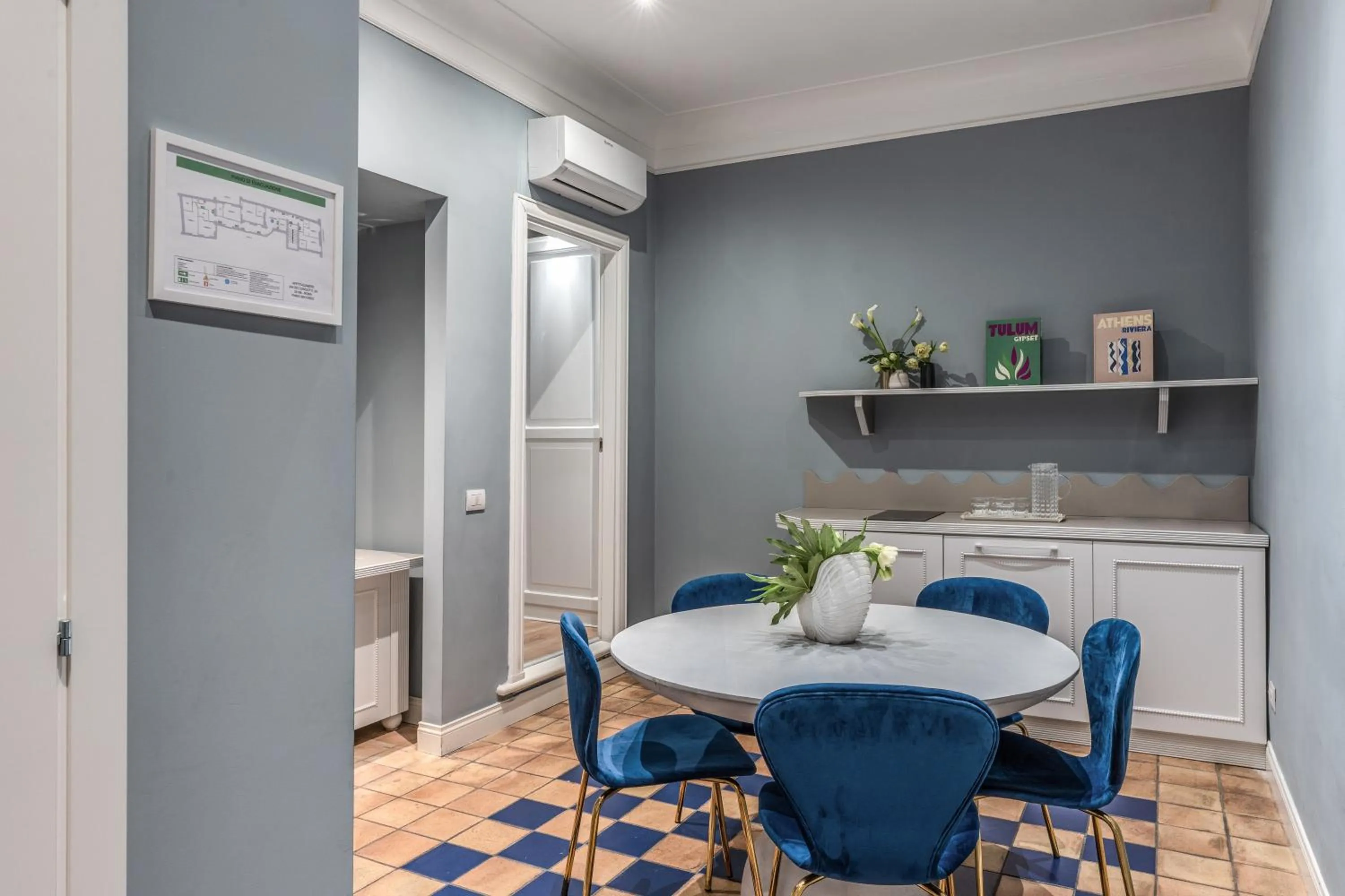 Lobby or reception in Townhouse Condotti 29