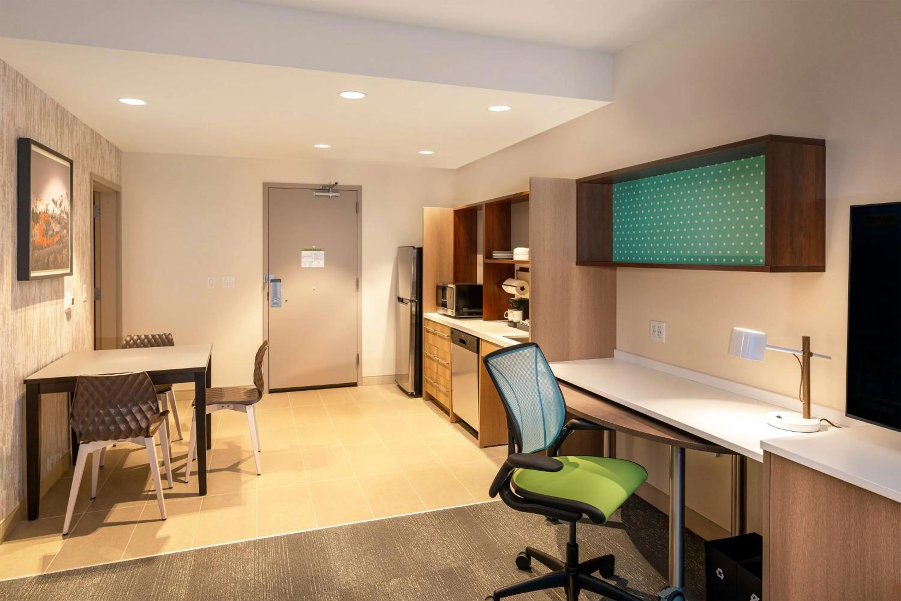 Kitchen or kitchenette in Home2 Suites by Hilton Bozeman Midtown