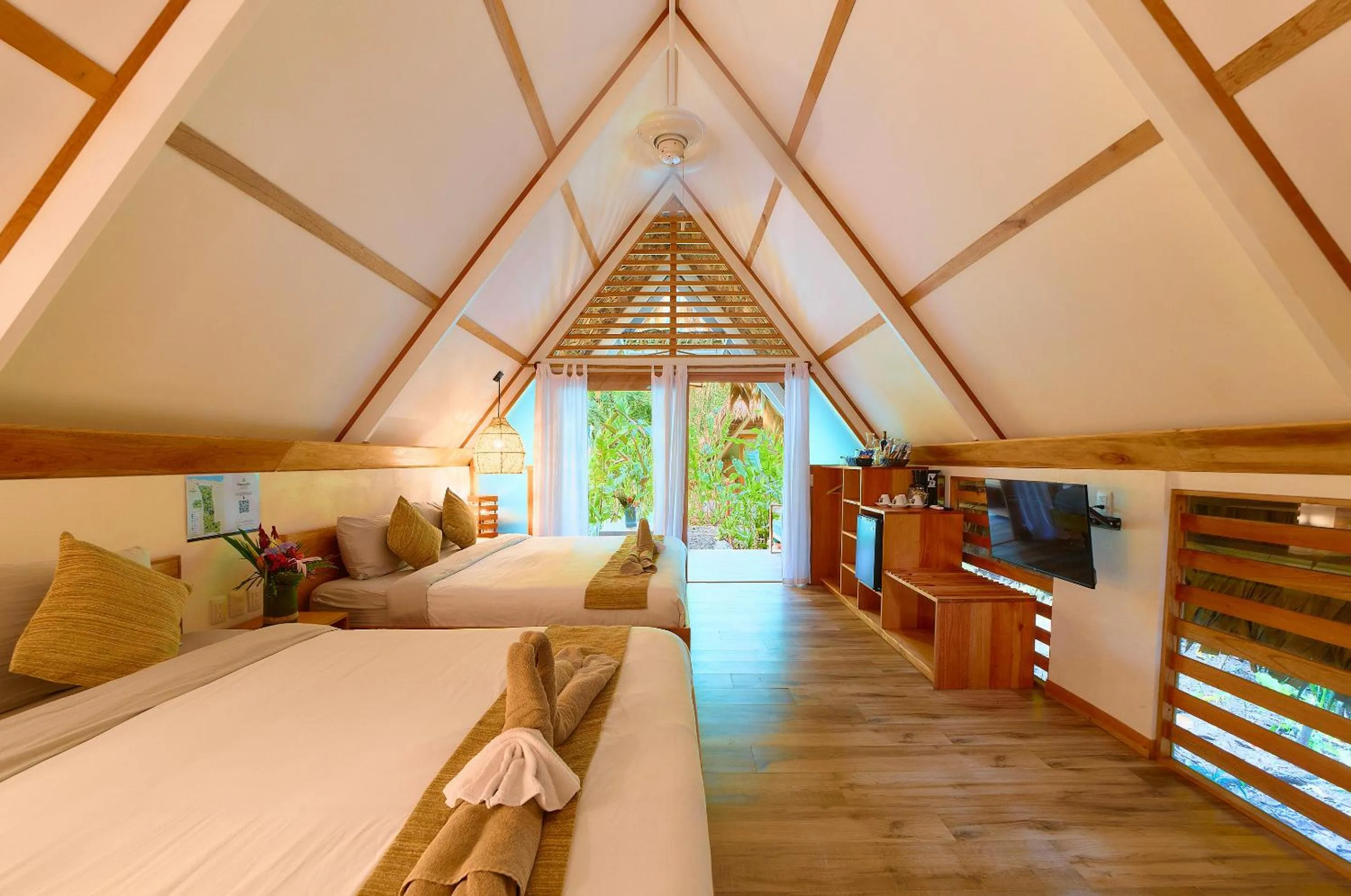 Communal lounge/ TV room, Bed in Hotel Shawandha Costa Rica